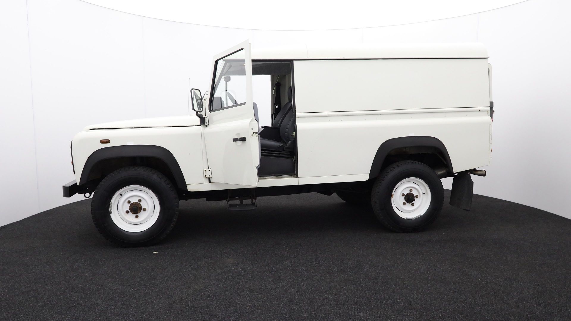 Land Rover Defender 110 TD5 - 2003 - 2.5L - diesel - white - 68,603 miles - Bild 60 aus 70