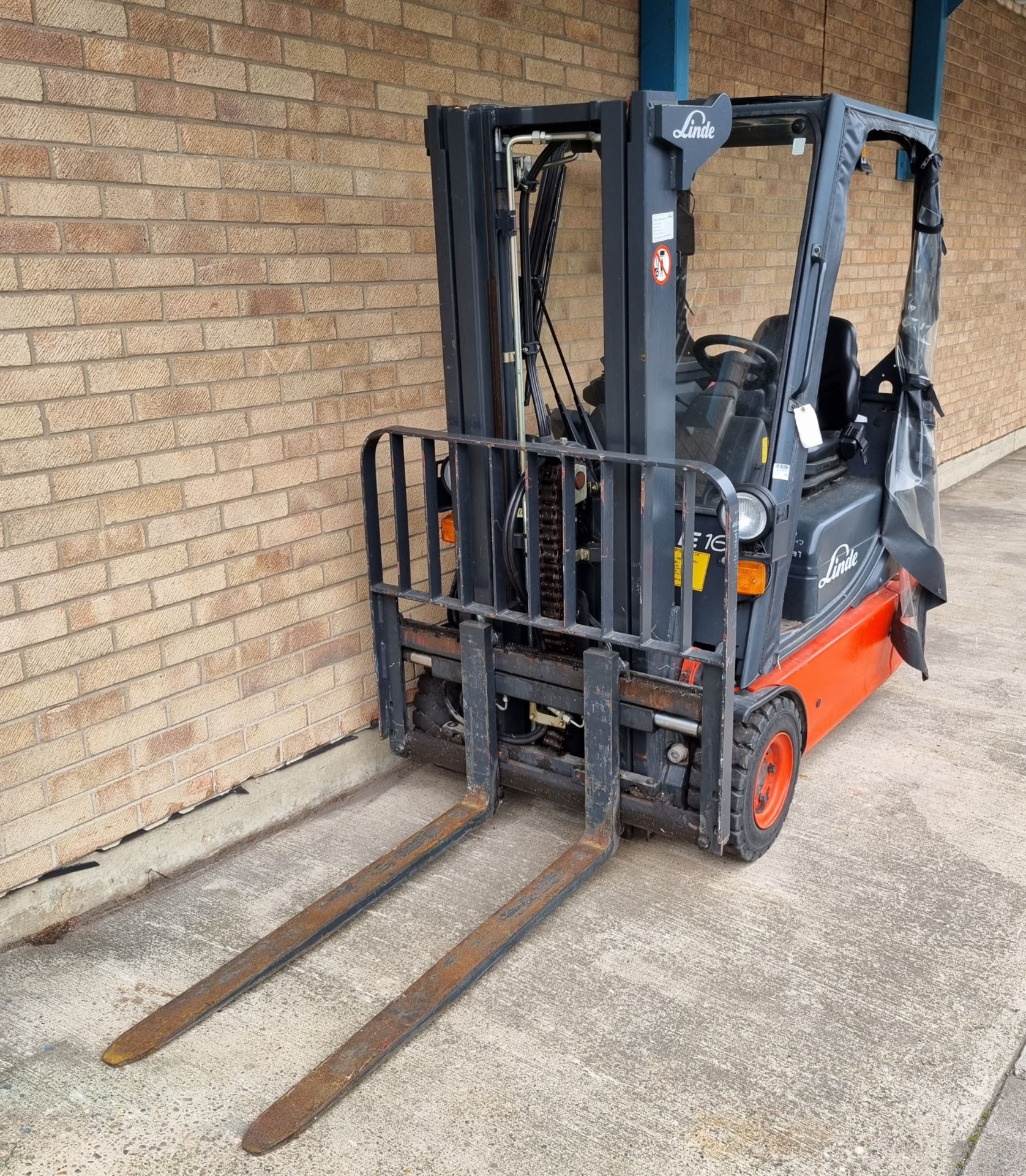 Linde E16C-02 2006 electric forklift - 1600 kg rated capacity - (broken back window) - AS SPARES - Image 2 of 20
