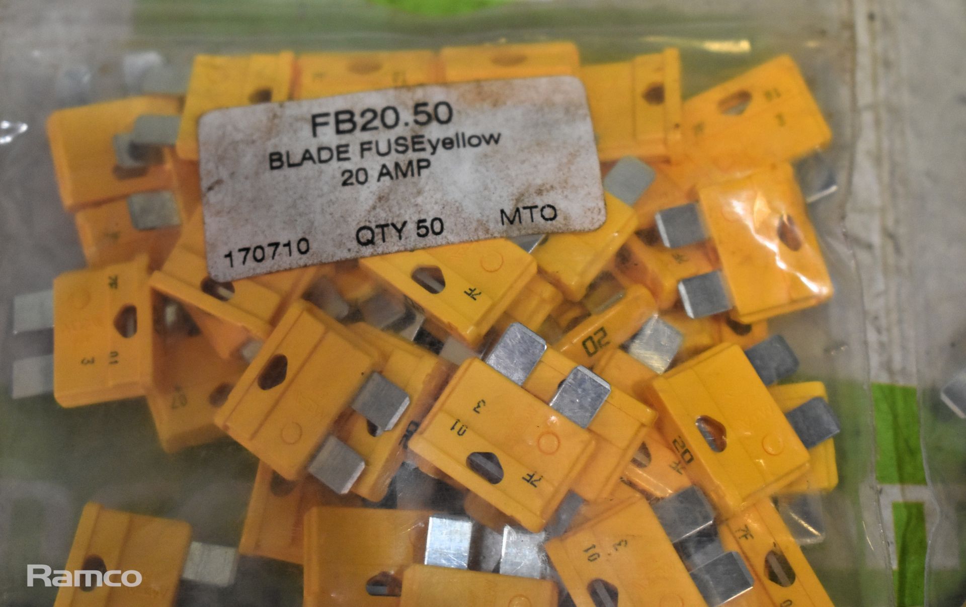 8X FB20.50 yellow 20 amp fuses (50 per pack), 30x Packs of 50 FB05.50 5 AMP blade fuses - Image 4 of 5