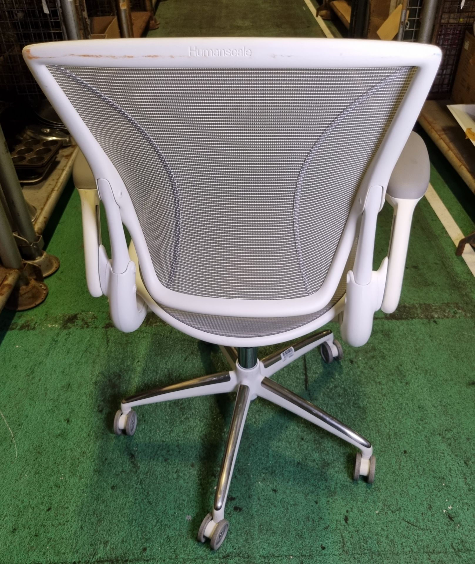 Humanscale Diffrient World mesh office chair - white - Image 3 of 4