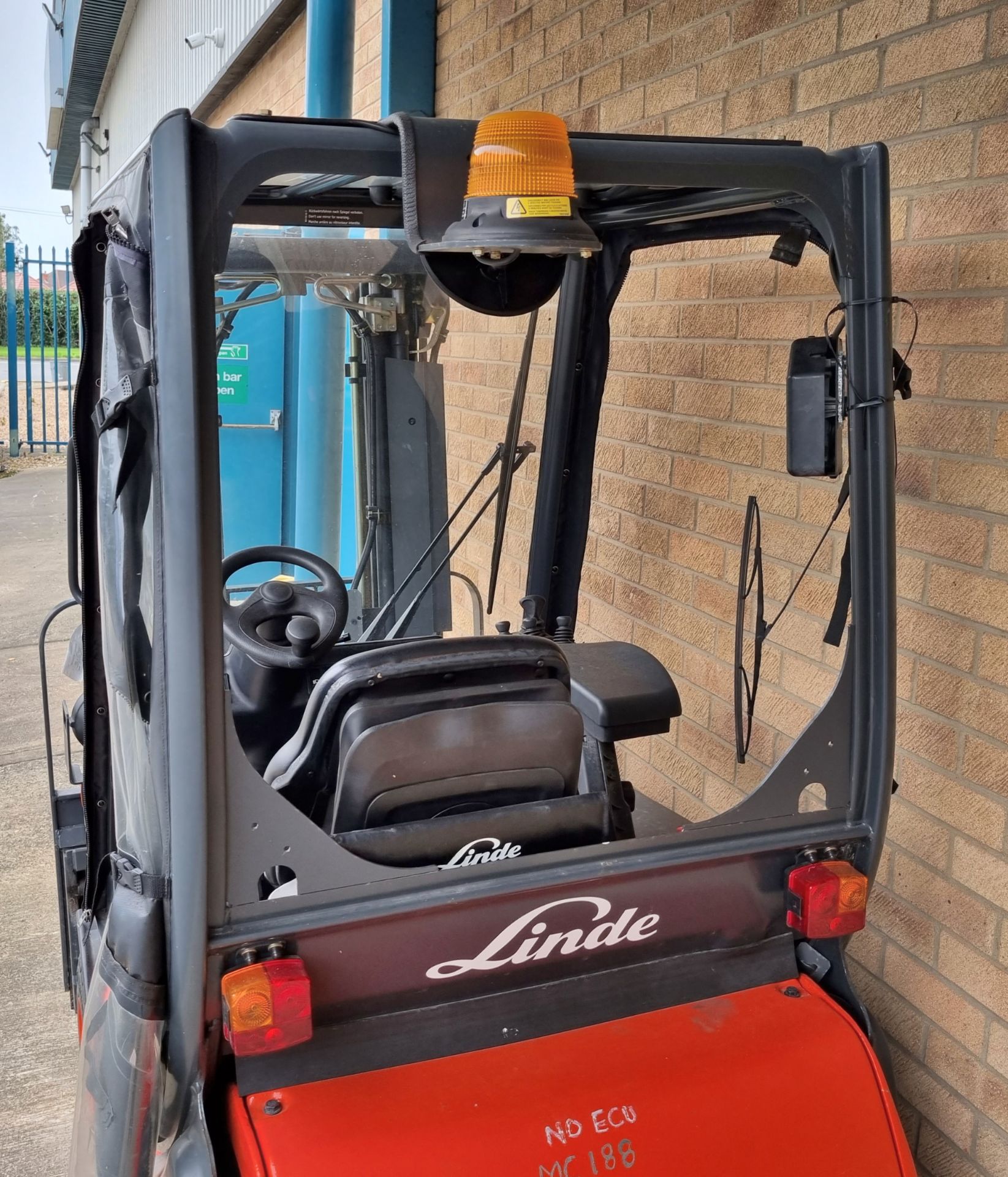 Linde E16C-02 2006 electric forklift - 1600 kg rated capacity - (broken back window) - AS SPARES - Image 4 of 20