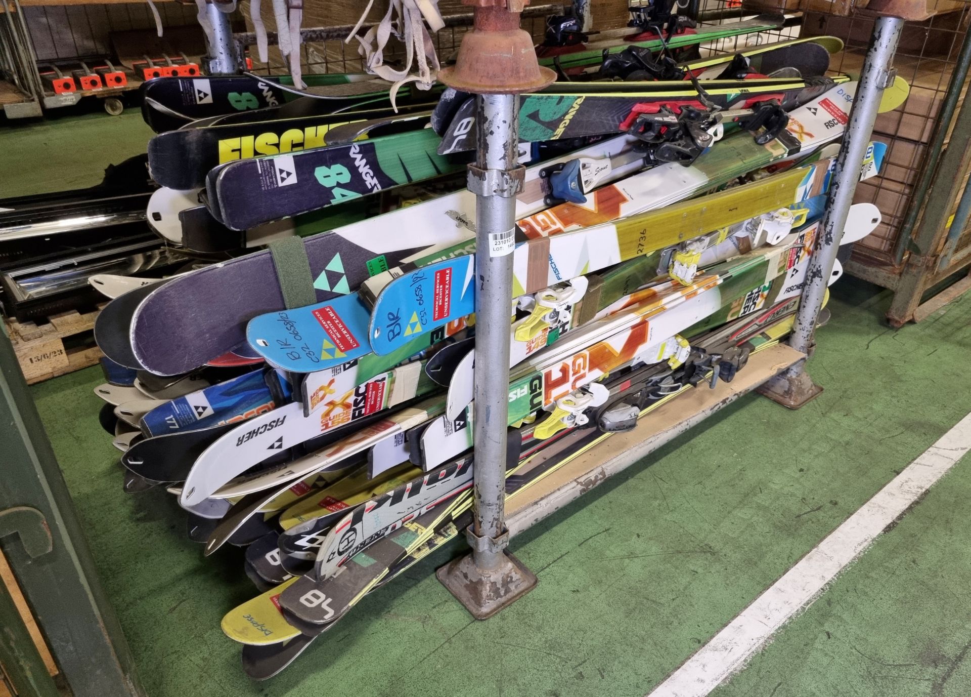 Downhill skis various sizes and models with and without bindings - approx 50 pairs - Bild 2 aus 3