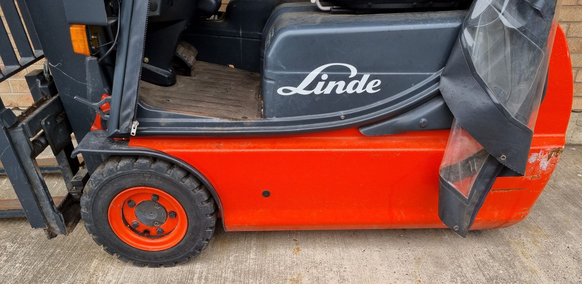 Linde E16C-02 2006 electric forklift - 1600 kg rated capacity - (broken back window) - AS SPARES - Image 6 of 20