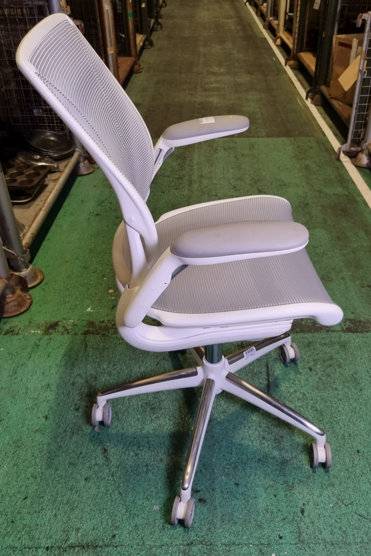 Humanscale Diffrient World mesh office chair - white - Image 2 of 4