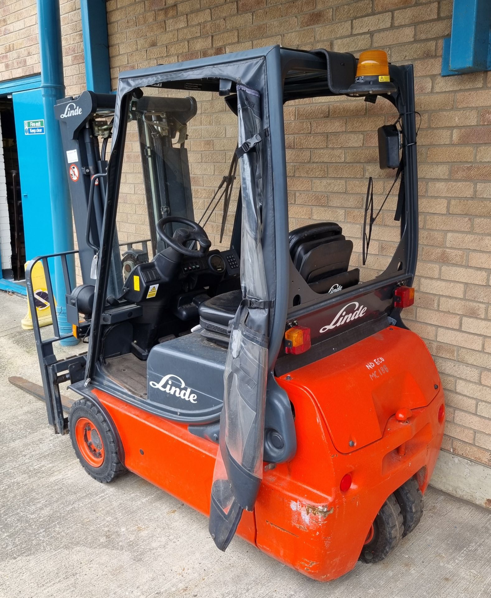 Linde E16C-02 2006 electric forklift - 1600 kg rated capacity - (broken back window) - AS SPARES - Image 3 of 20