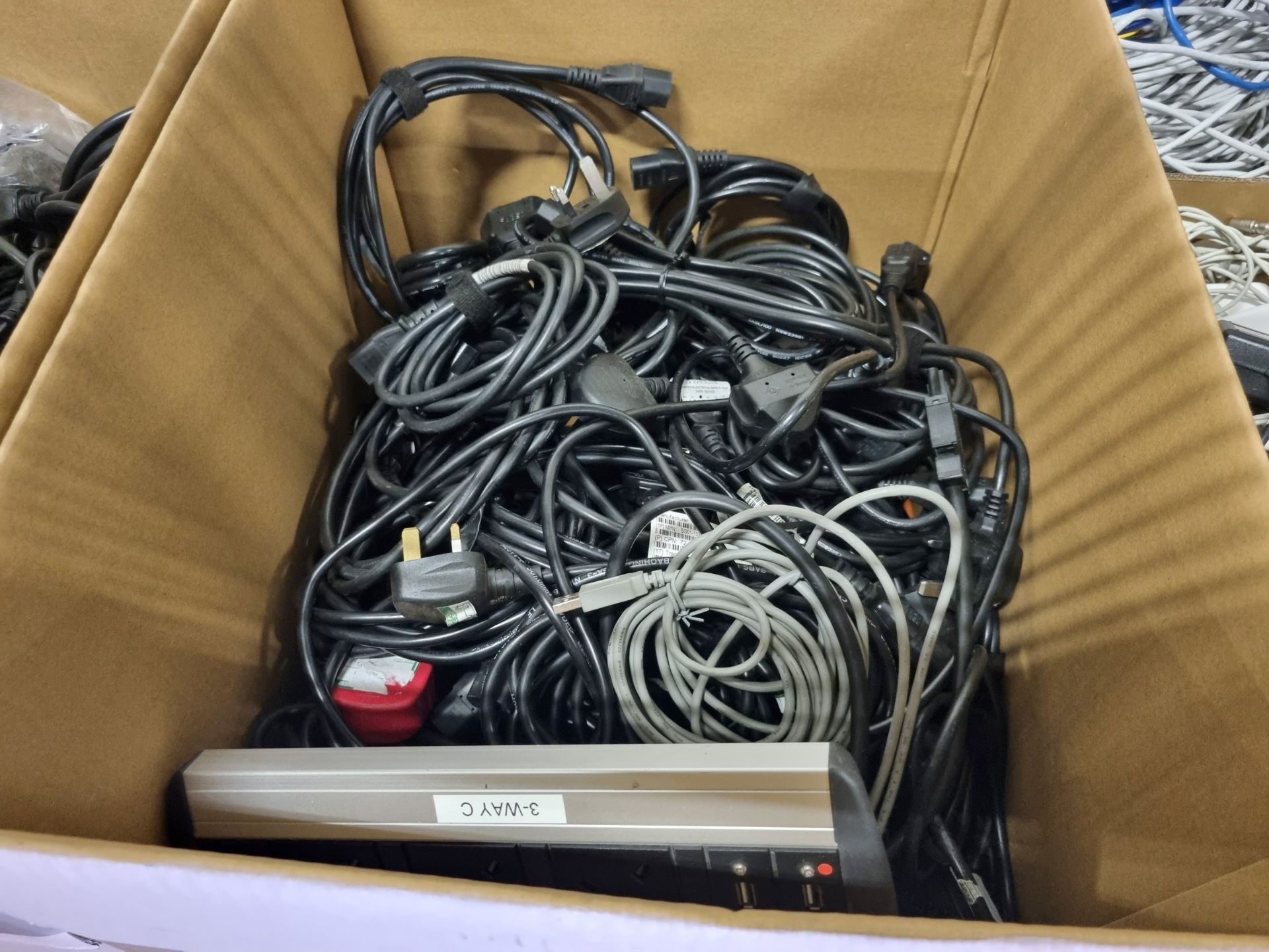 Various network cables - unknown lengths, 2x boxes of kettle leads - unknown lengths, - Bild 3 aus 5