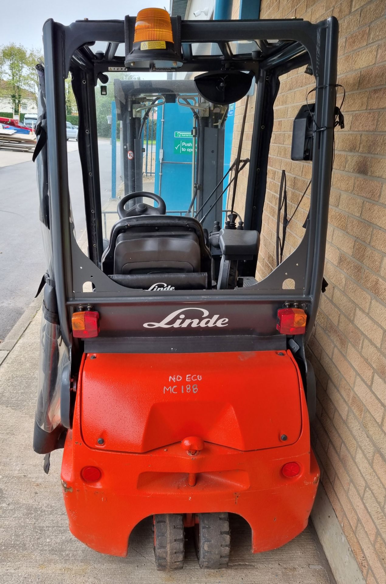 Linde E16C-02 2006 electric forklift - 1600 kg rated capacity - (broken back window) - AS SPARES - Image 20 of 20