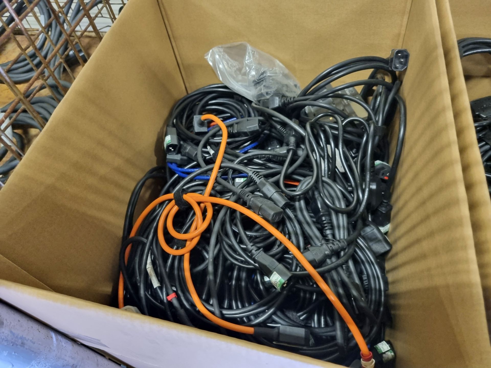 Various network cables - unknown lengths, 2x boxes of kettle leads - unknown lengths, - Bild 4 aus 5