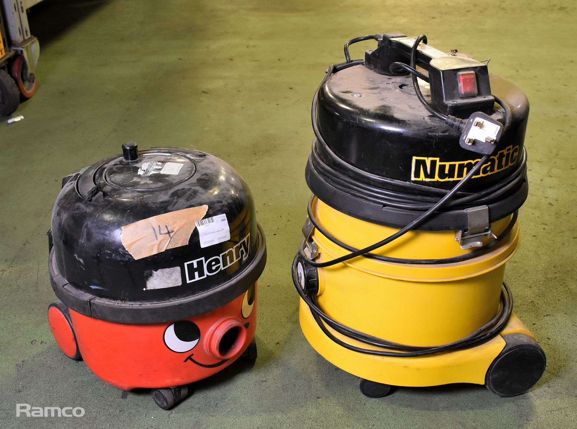 1x Numatic vacuum, 1x Henry vacuum - no accessories - AS SPARES OR REPAIRS - Image 2 of 7