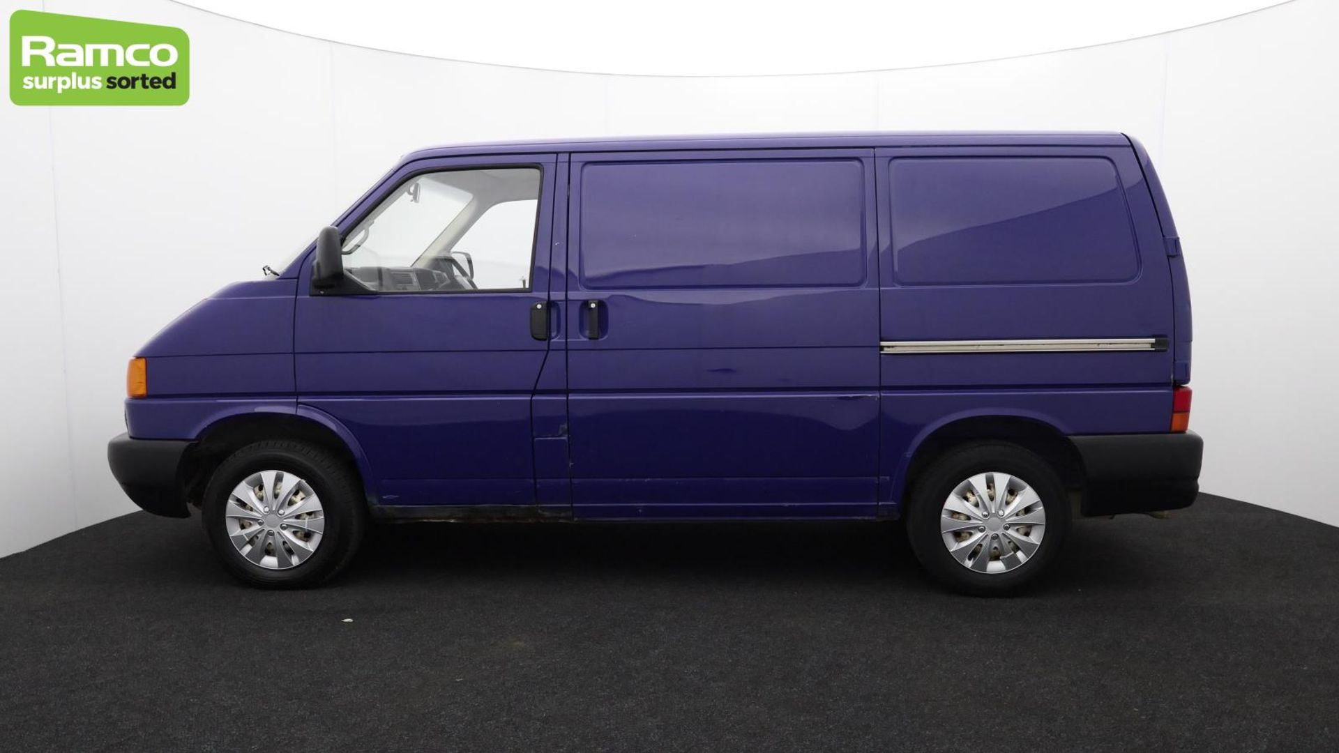 Volkswagen 1000TD Transporter van - 1.9L diesel - 53439 miles - SWB - blue - Image 9 of 68