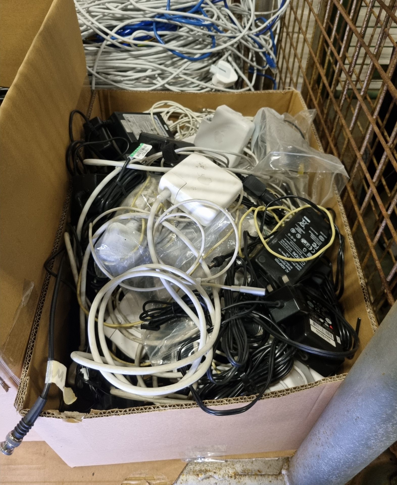 Various network cables - unknown lengths, 2x boxes of kettle leads - unknown lengths, - Bild 2 aus 5