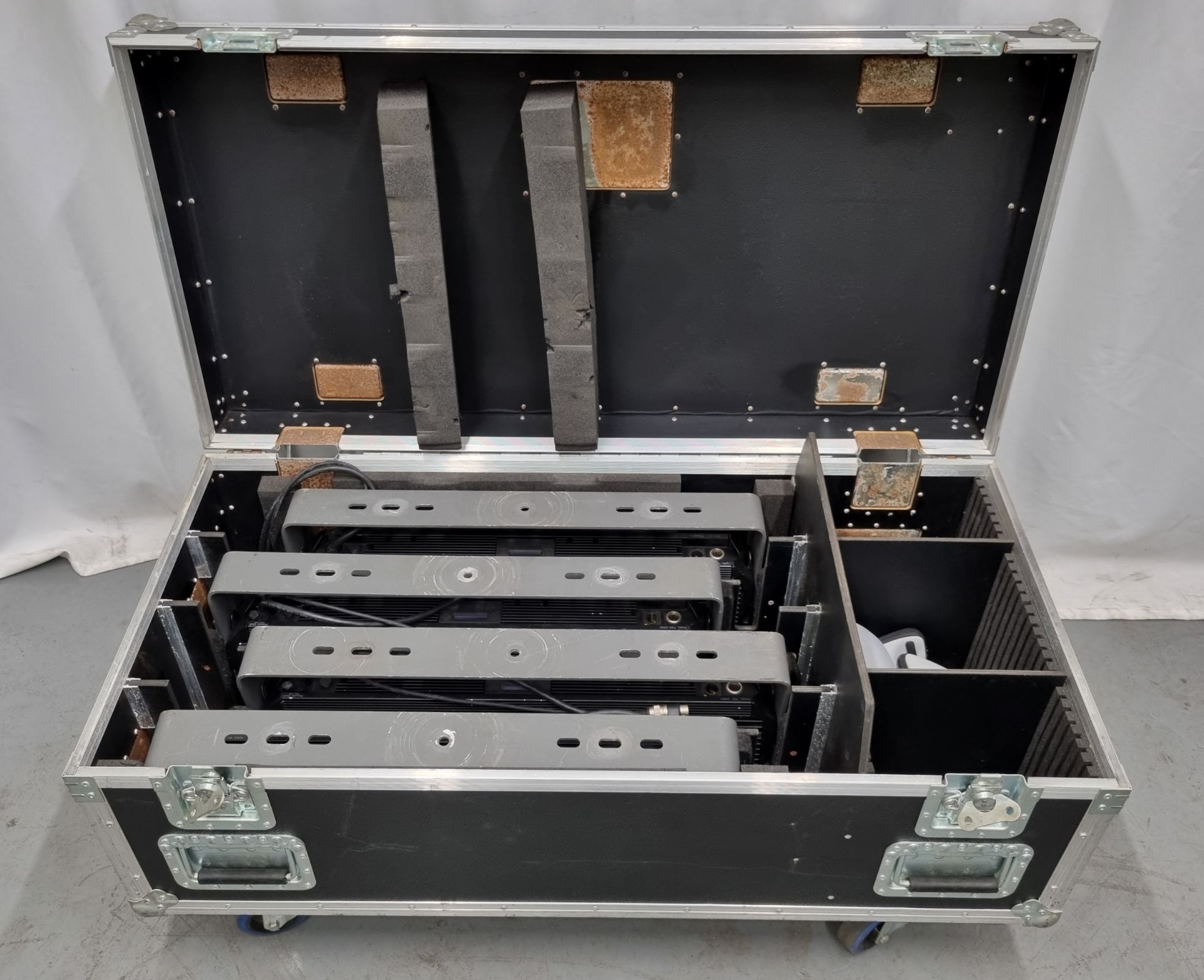 4x SGM six pack and 4 way in Amptown flight case - 1 fixture with red & green cell not working - Image 9 of 10