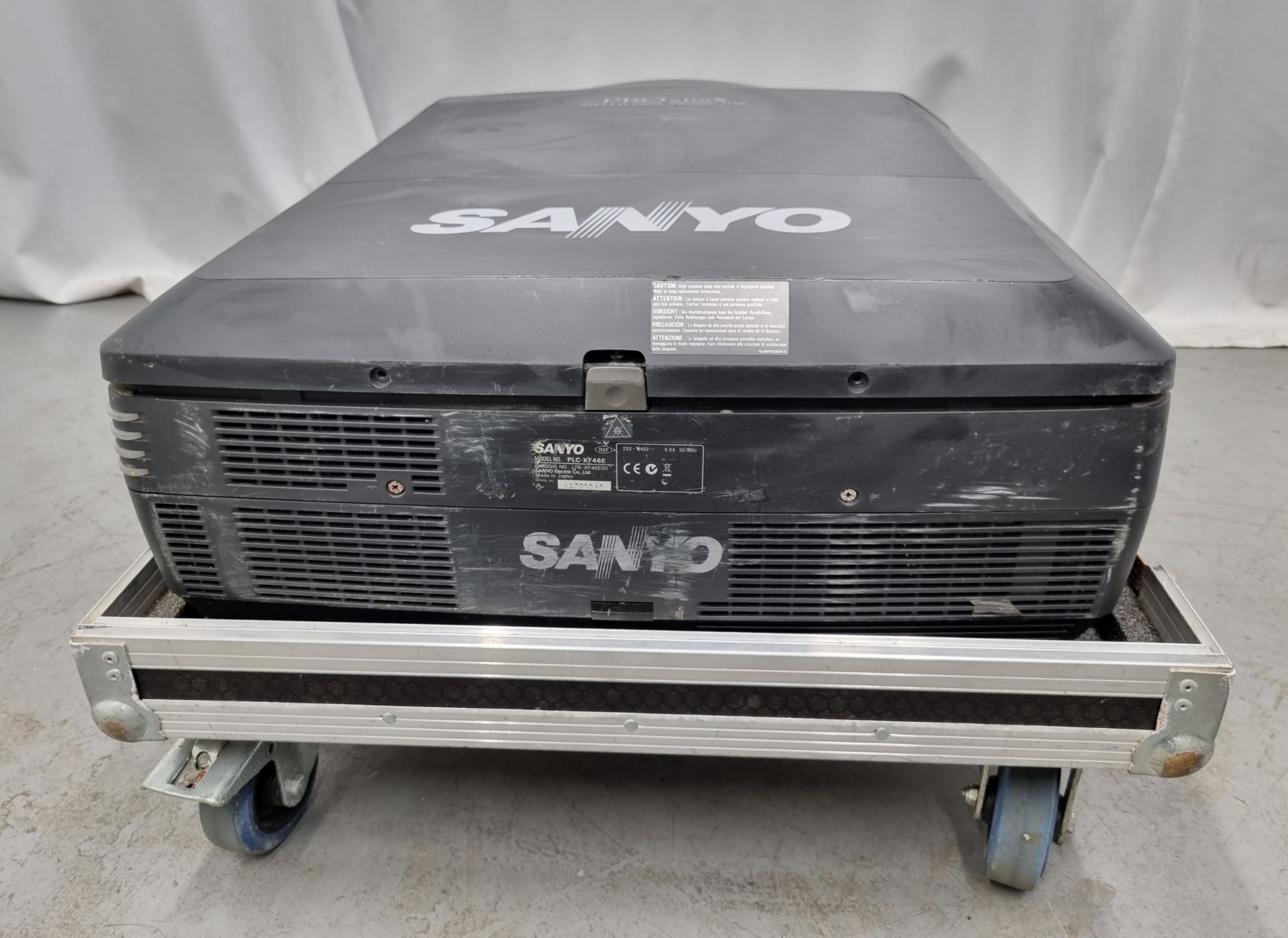 Sanyo Pro XtraX PLCXF46E in flight case, sold for parts only - L 840 x W 640 x H 460mm - Image 5 of 10