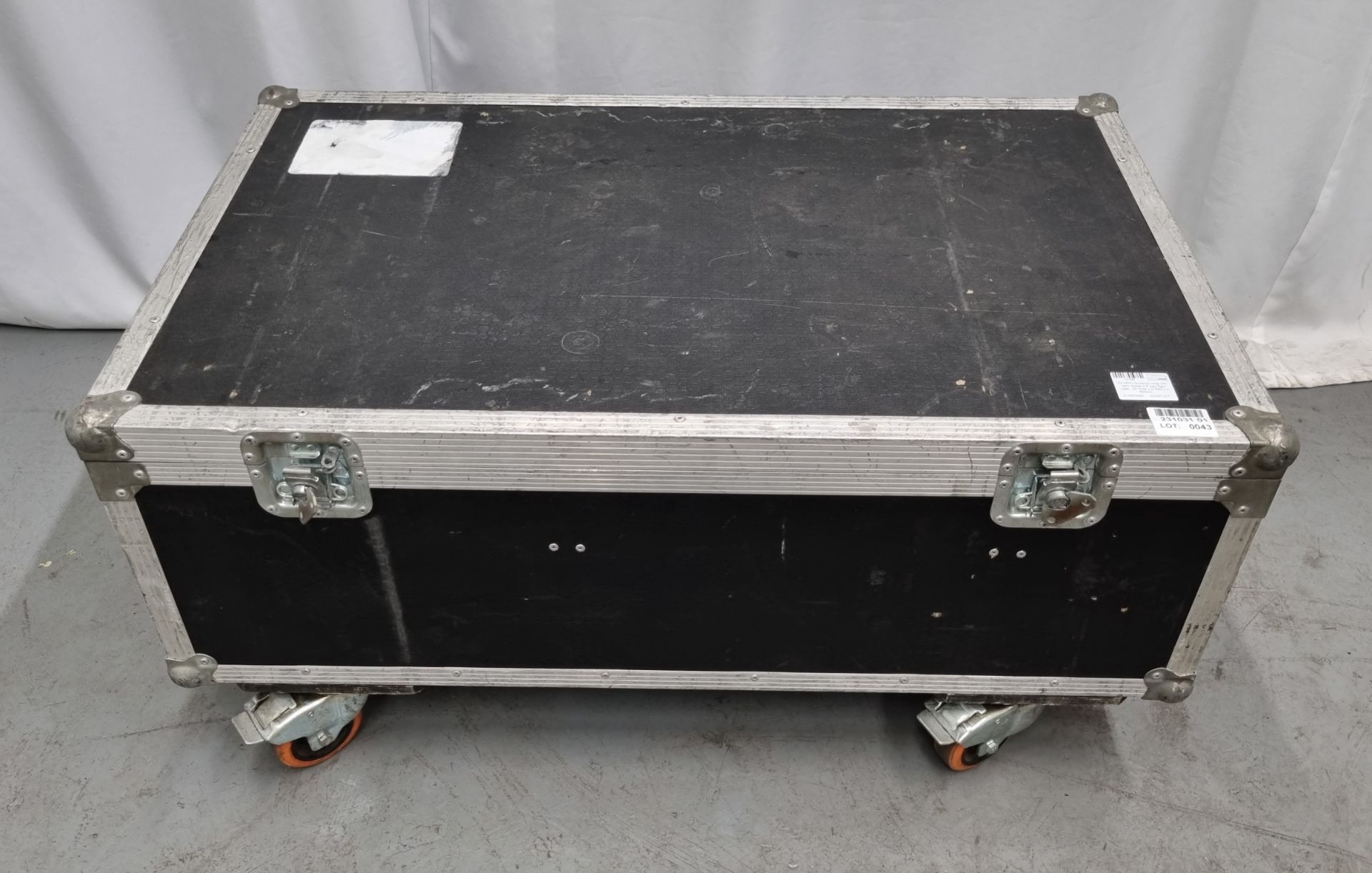 6x LEDJ Q-colour units with barn doors in 6 way flight case - W 1040 x D 640 x H 500mm - Image 8 of 8