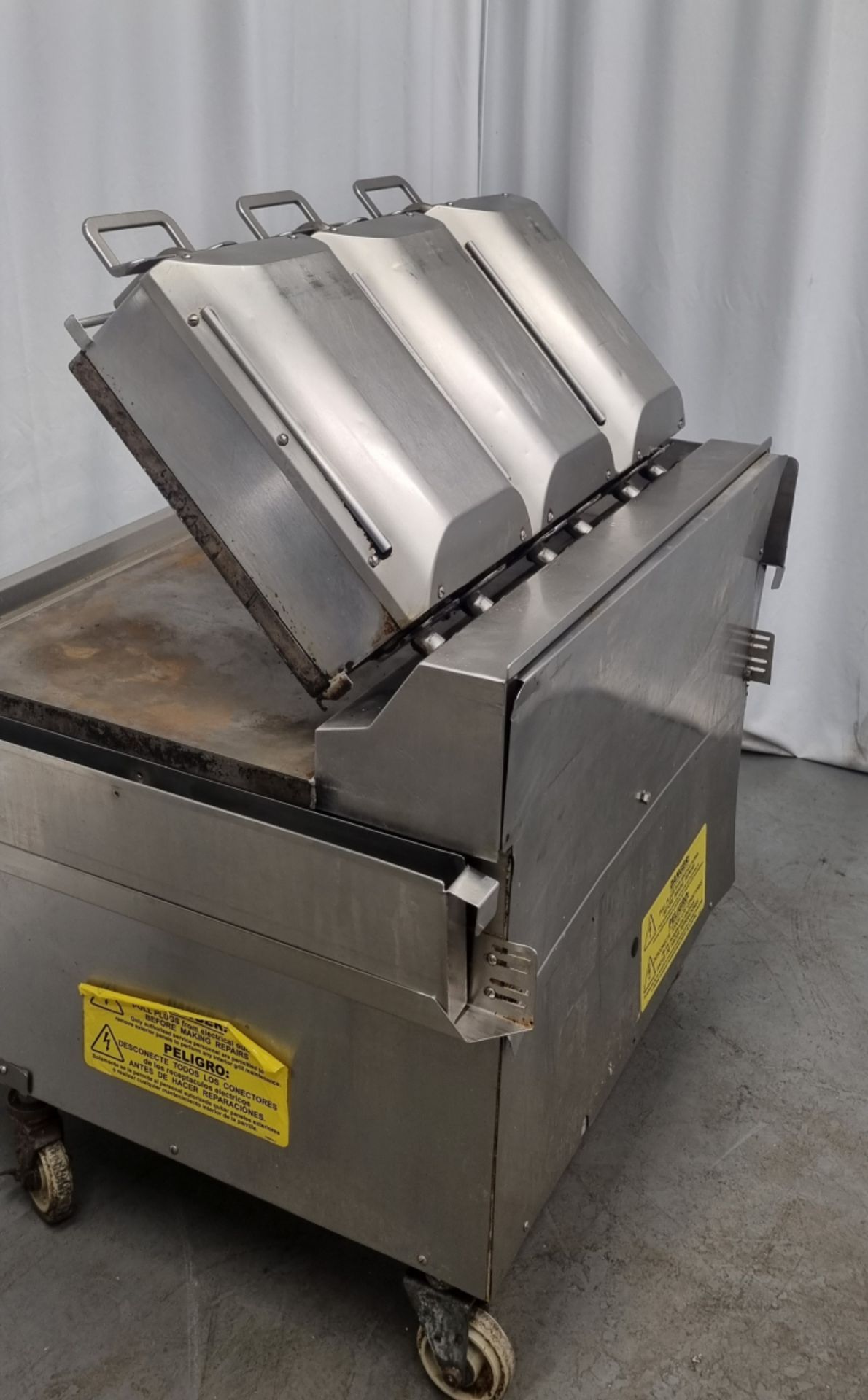 Taylor Commercial Foodservice stainless steel three zone clamshell grill - Image 7 of 11