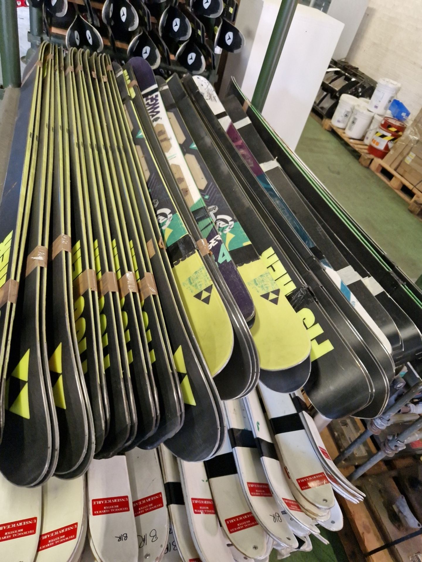 White nordic combat skis - no clamps - approx. 145 pairs, Fischer skis - no clamps - 20 pairs - Image 3 of 9