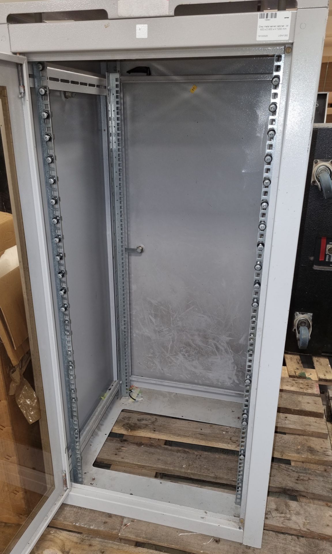 Grey metal server cabinet - W 600 x D 600 x H 1200mm - Image 2 of 2