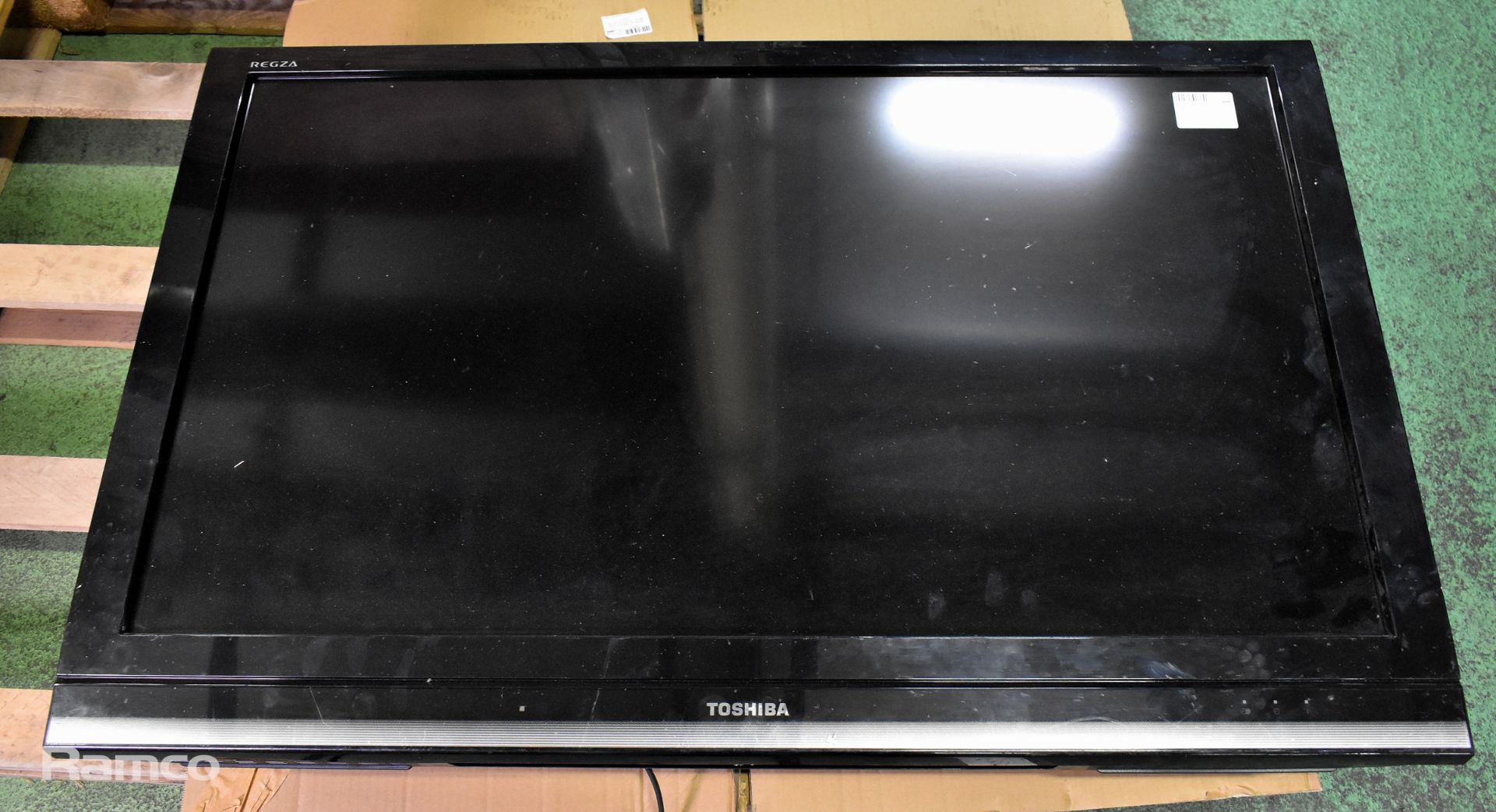 Toshiba Regza 40RV753 LCD color TV with wall mount bracket - W 970 x D 180 x H 620 mm, Samsung DB22D - Image 6 of 9