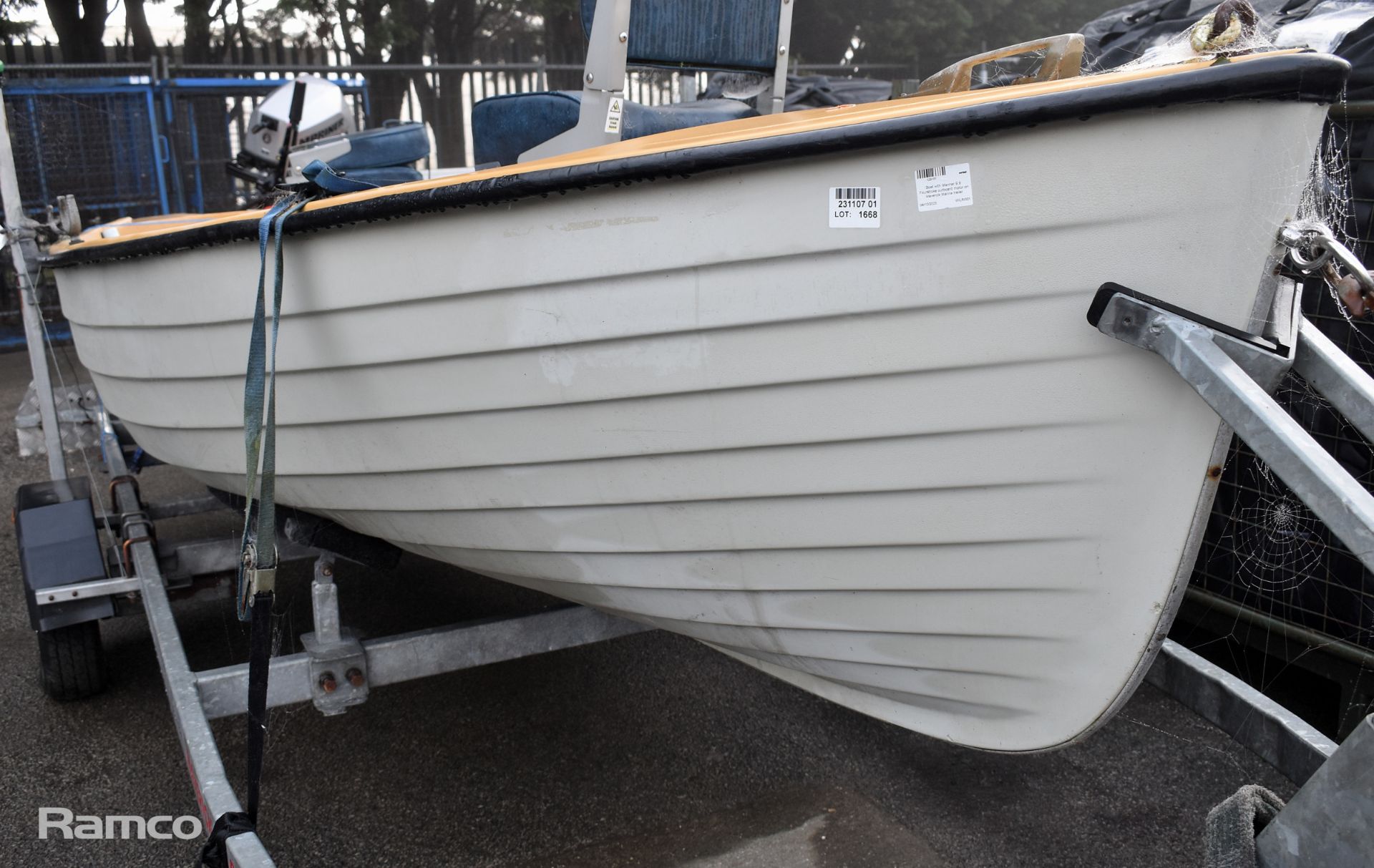 Unbranded boat with Mariner 9.9 Four Stroke outboard motor model 7F10211ZA on trailer - Bild 24 aus 29