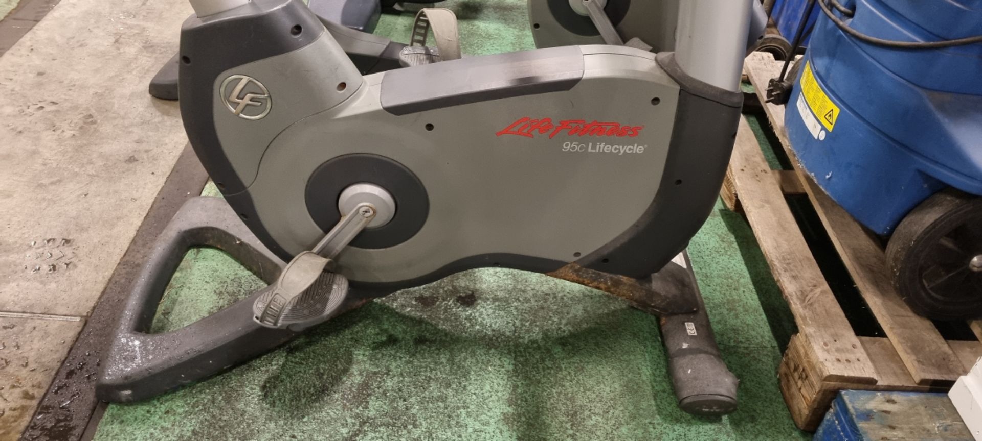 Life Fitness 95C LifeCycle upright static bike - W 1110 x D 540 x H 1520mm - Image 2 of 5