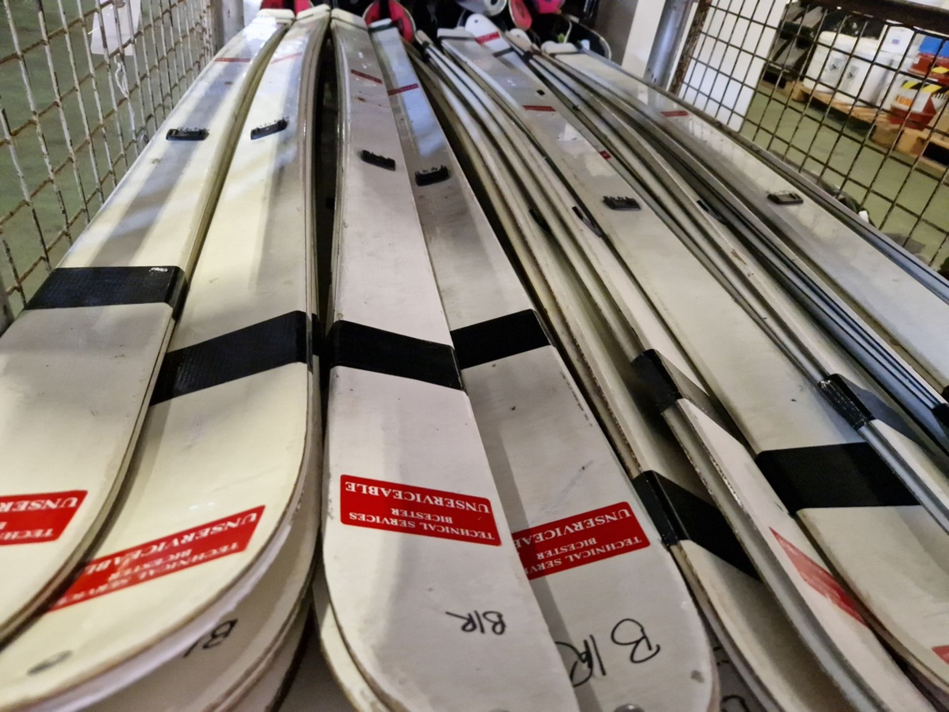 White nordic combat skis - no clamps - approx. 145 pairs, Fischer skis - no clamps - 20 pairs - Image 9 of 9
