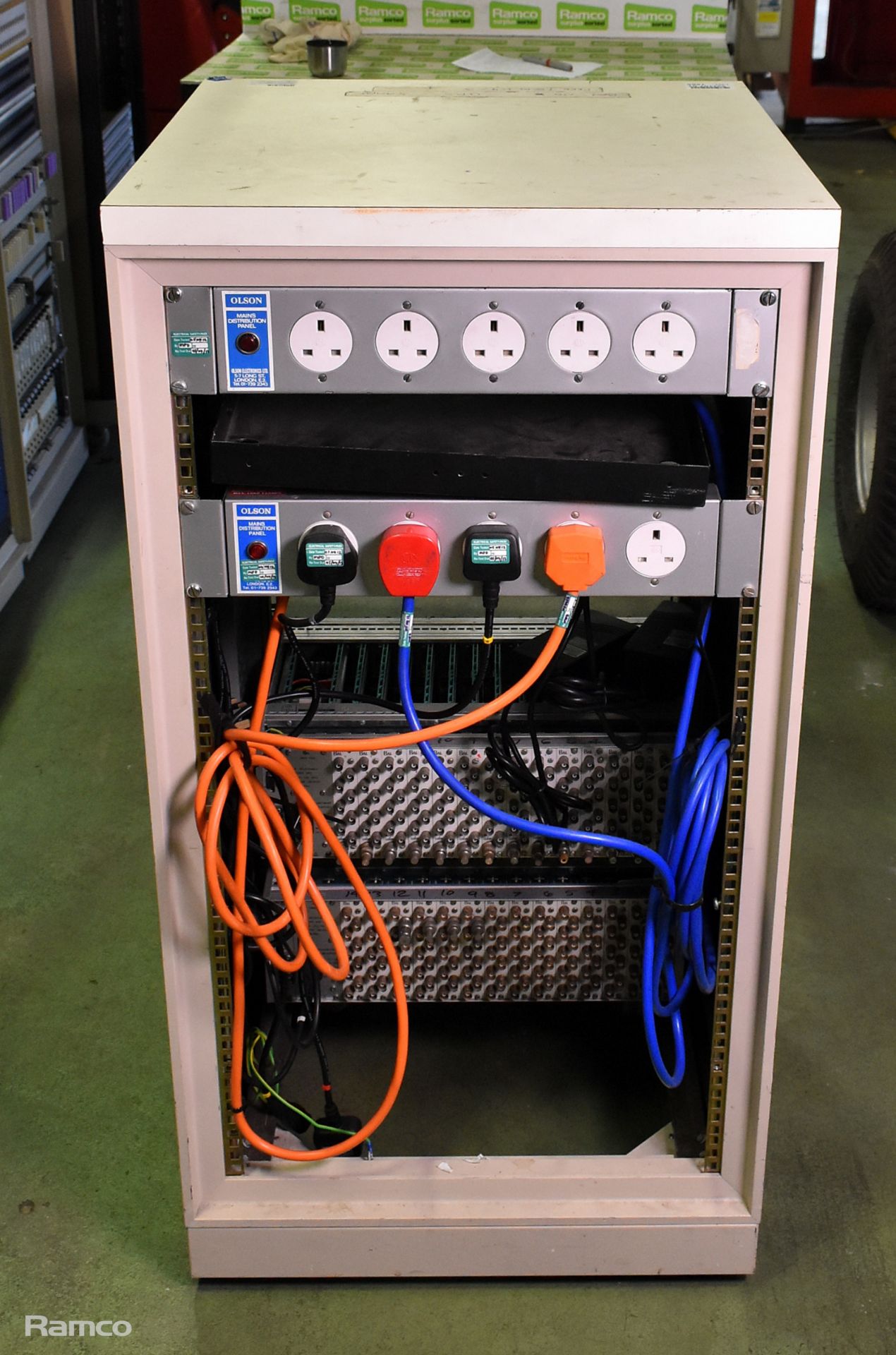 20U server rack complete with Bal 2832/2815 composite video distribution units and Network VikinX VD - Bild 5 aus 6