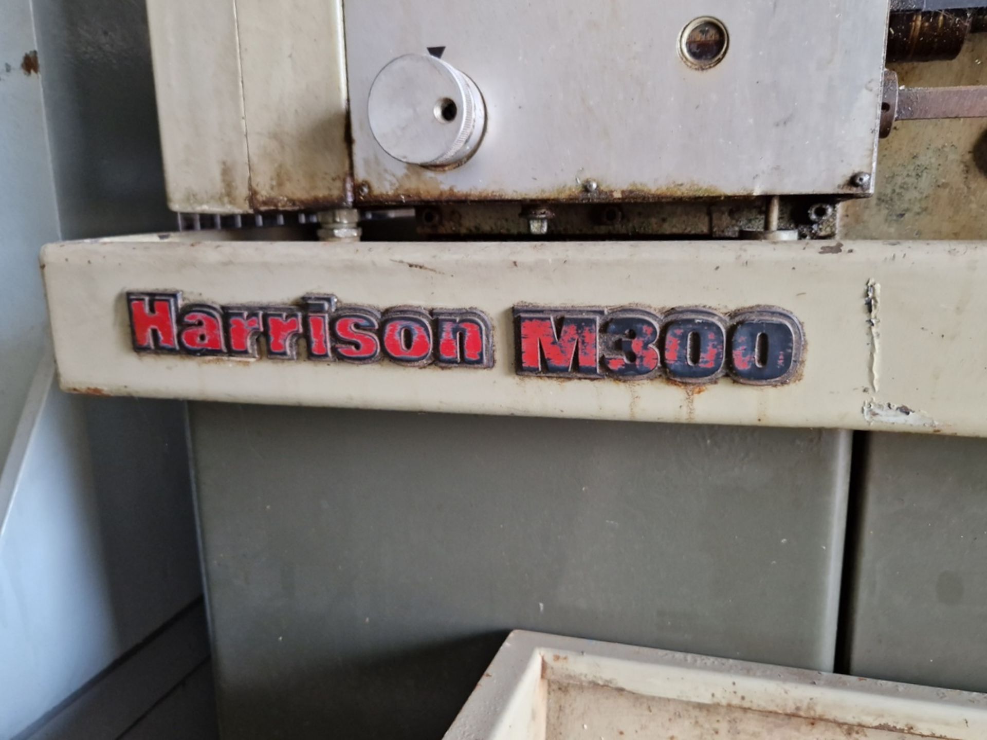 Harrison M300 bed lathe - 415V - 50Hz - tail stock & tool post holder - L 1660 x D 630 x H 1500mm - Image 9 of 10