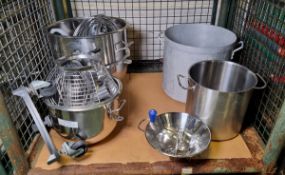 Catering spares - 2x stainless steel mixing bowls - 2x stainless steel soup pots