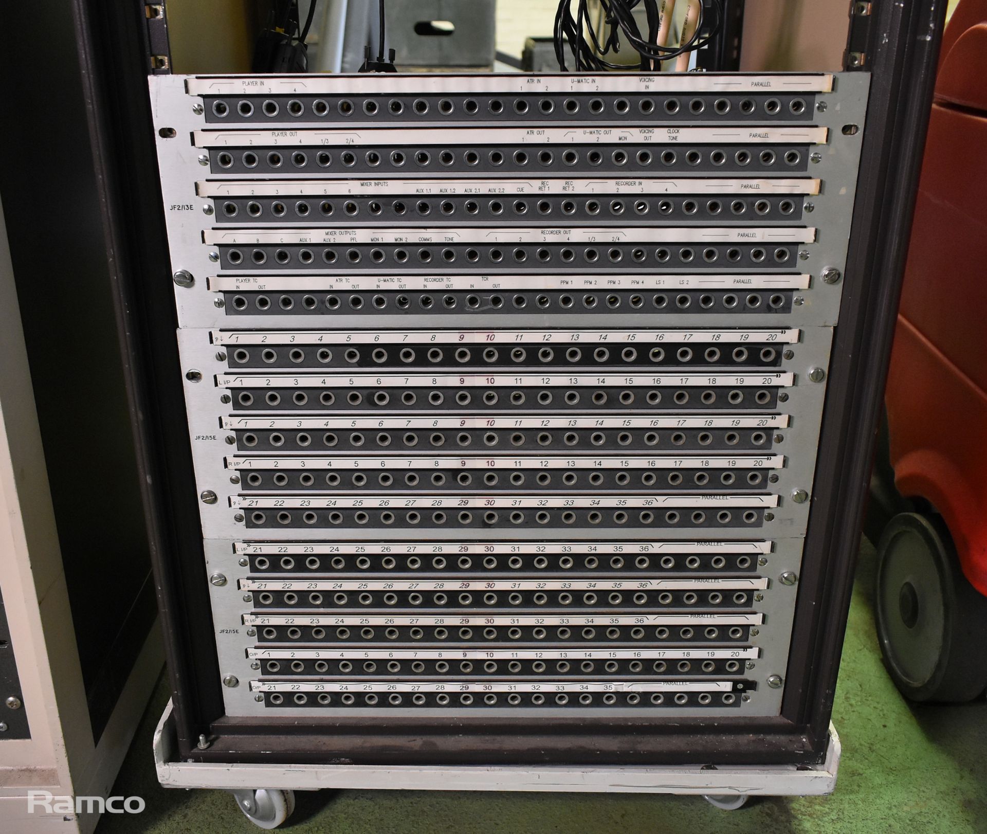 25U server rack complete with jackfield units - W 550 x D 600 x H 1260mm - Image 3 of 7