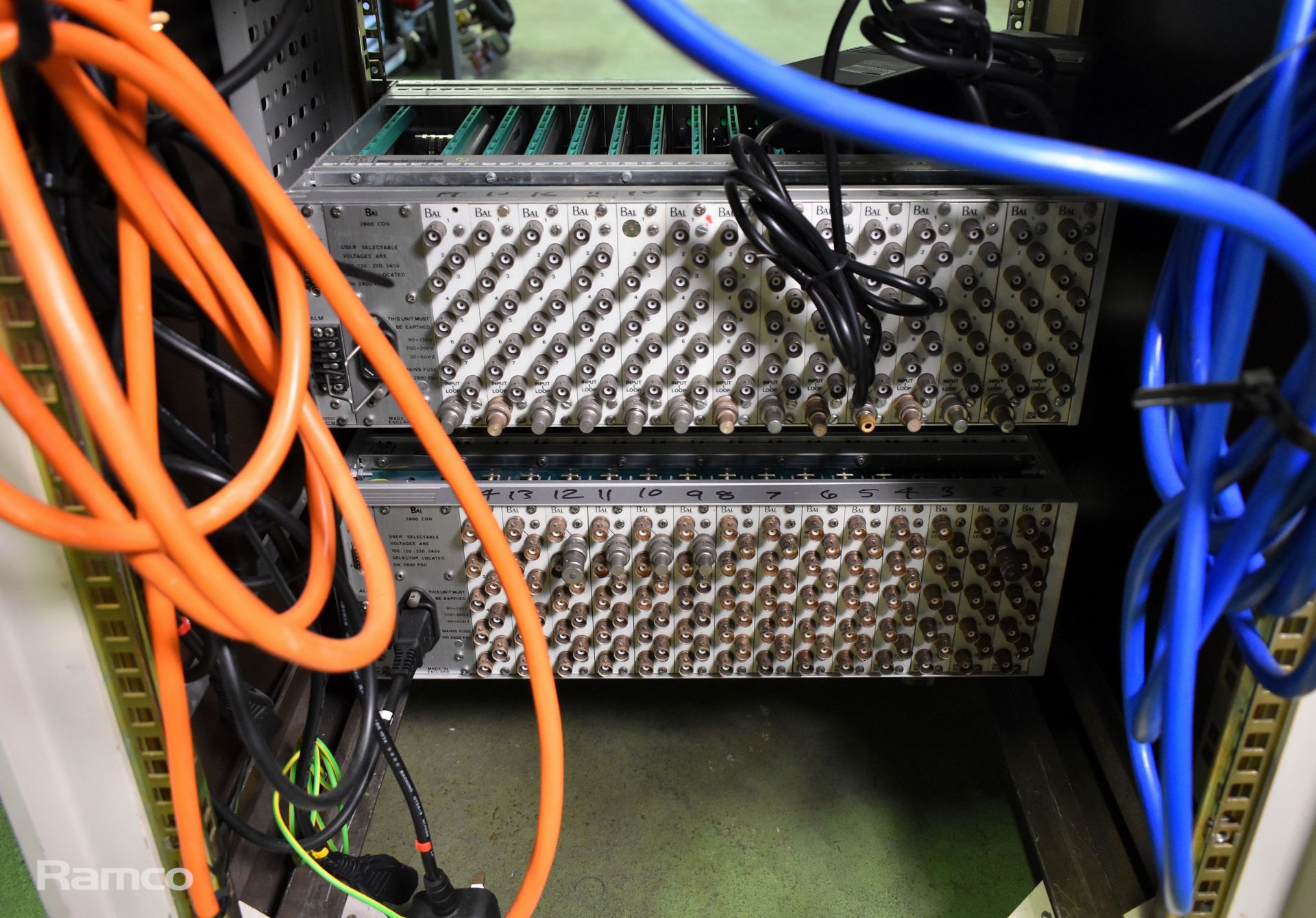 20U server rack complete with Bal 2832/2815 composite video distribution units and Network VikinX VD - Bild 6 aus 6