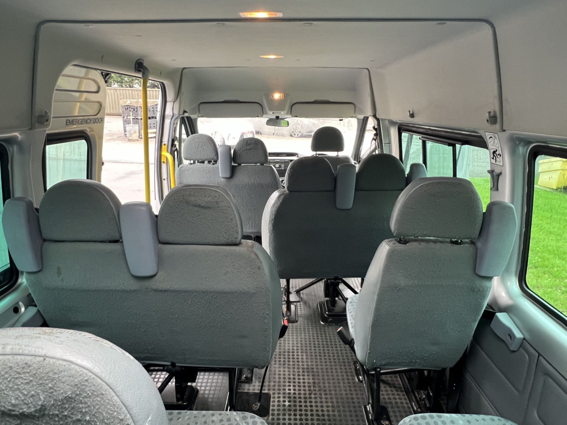 Ford Transit 350 14-seater minibus - 2013 - 75,213 miles - 2.2L diesel - MOT until 7th Oct 2024 - Image 17 of 33