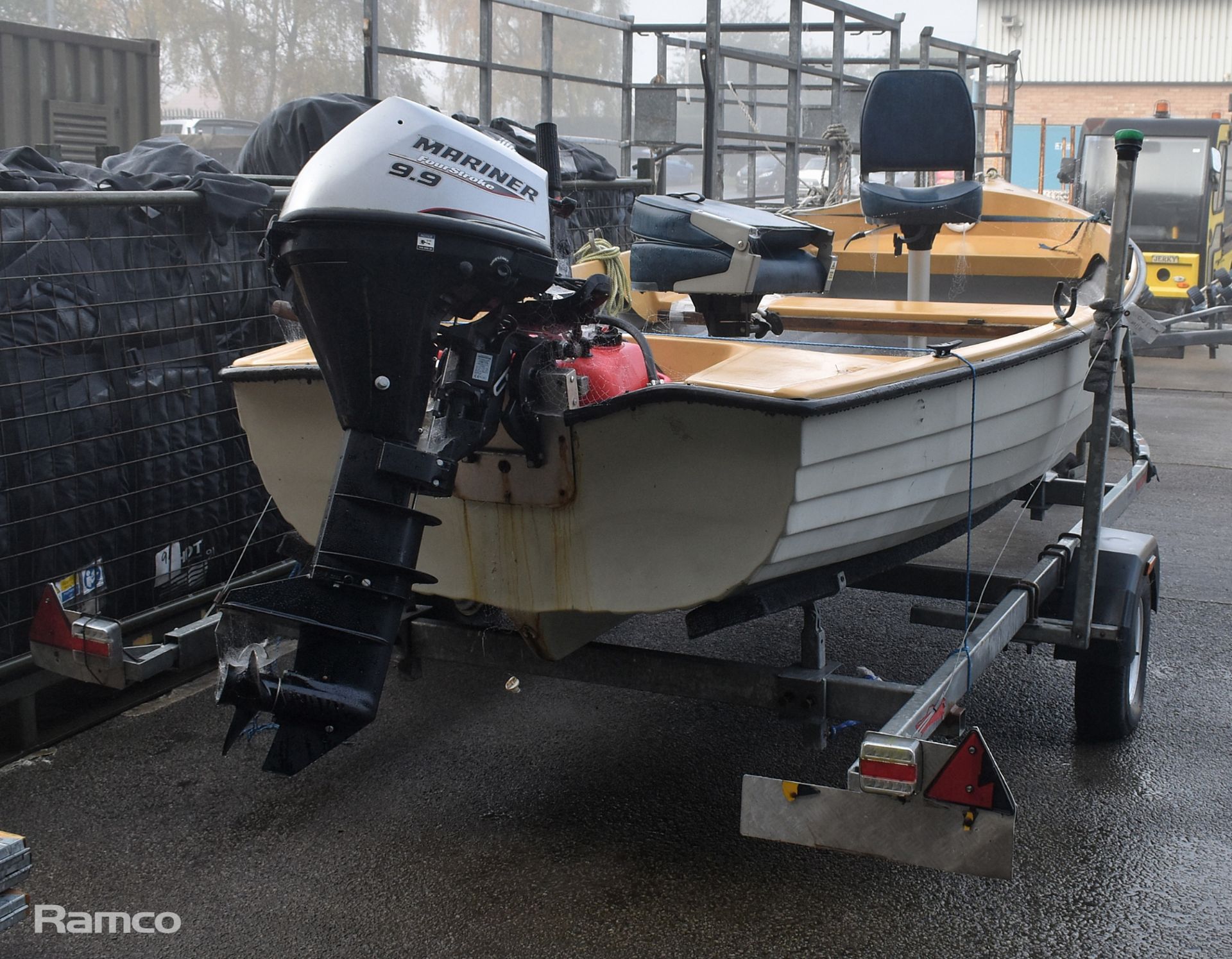 Unbranded boat with Mariner 9.9 Four Stroke outboard motor model 7F10211ZA on trailer - Bild 8 aus 29