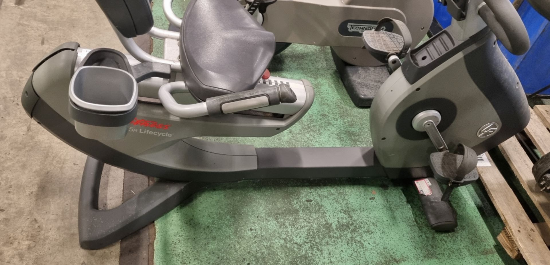 Life Fitness 95R Lifecycle recumbent exercise bike - L 1650 x W 690 x H 1350mm - Image 3 of 6