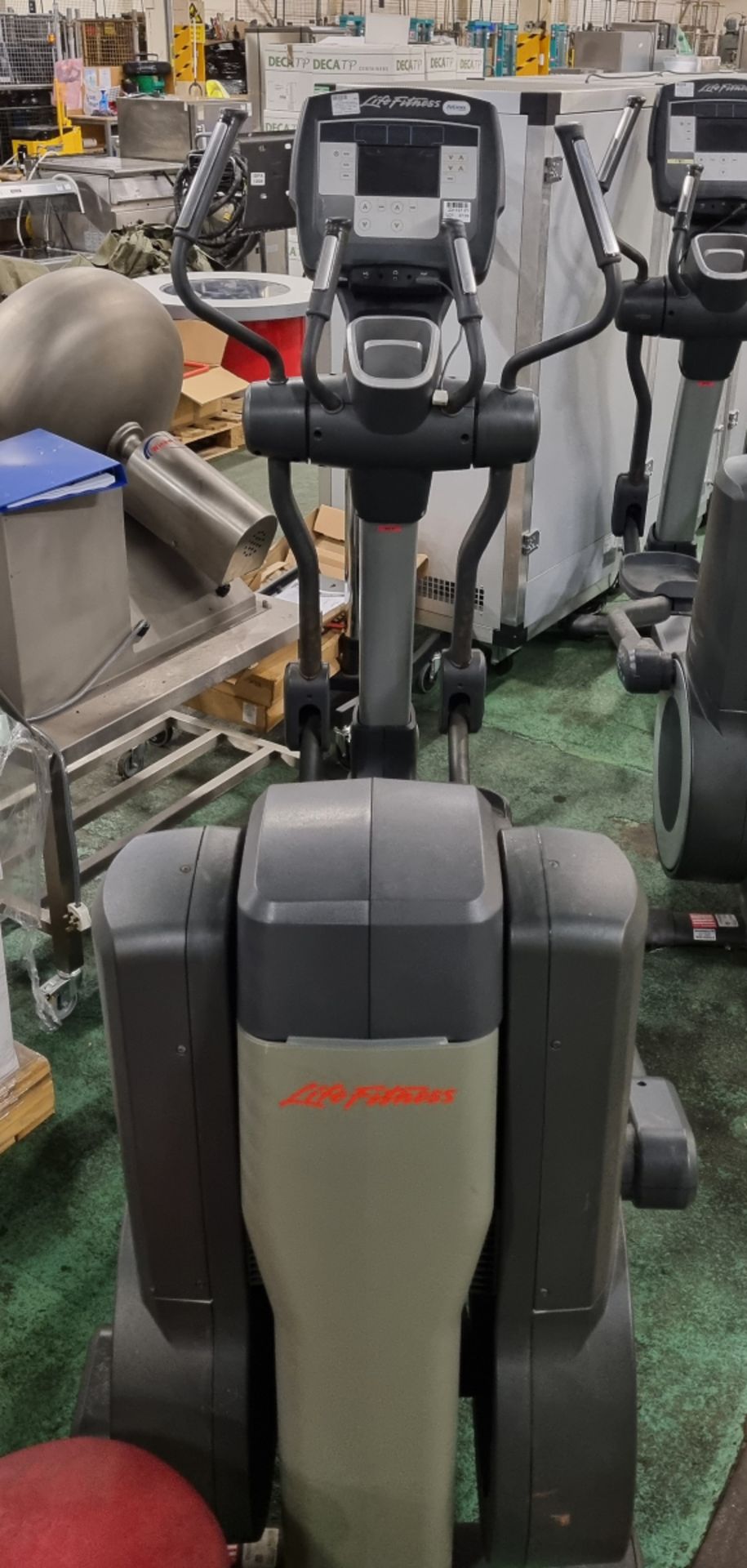 Life Fitness 95X elliptical cross trainer - L 2150 x W 700 x H 1650mm - max. user weight 159kg - Bild 2 aus 6