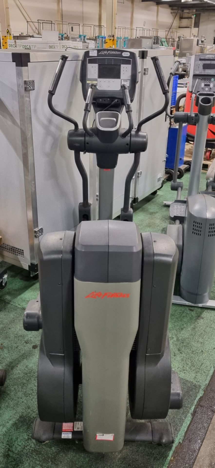 Life Fitness 95X elliptical cross trainer (damage to casing) - L 2150 x W 700 x H 1650mm - Image 2 of 4