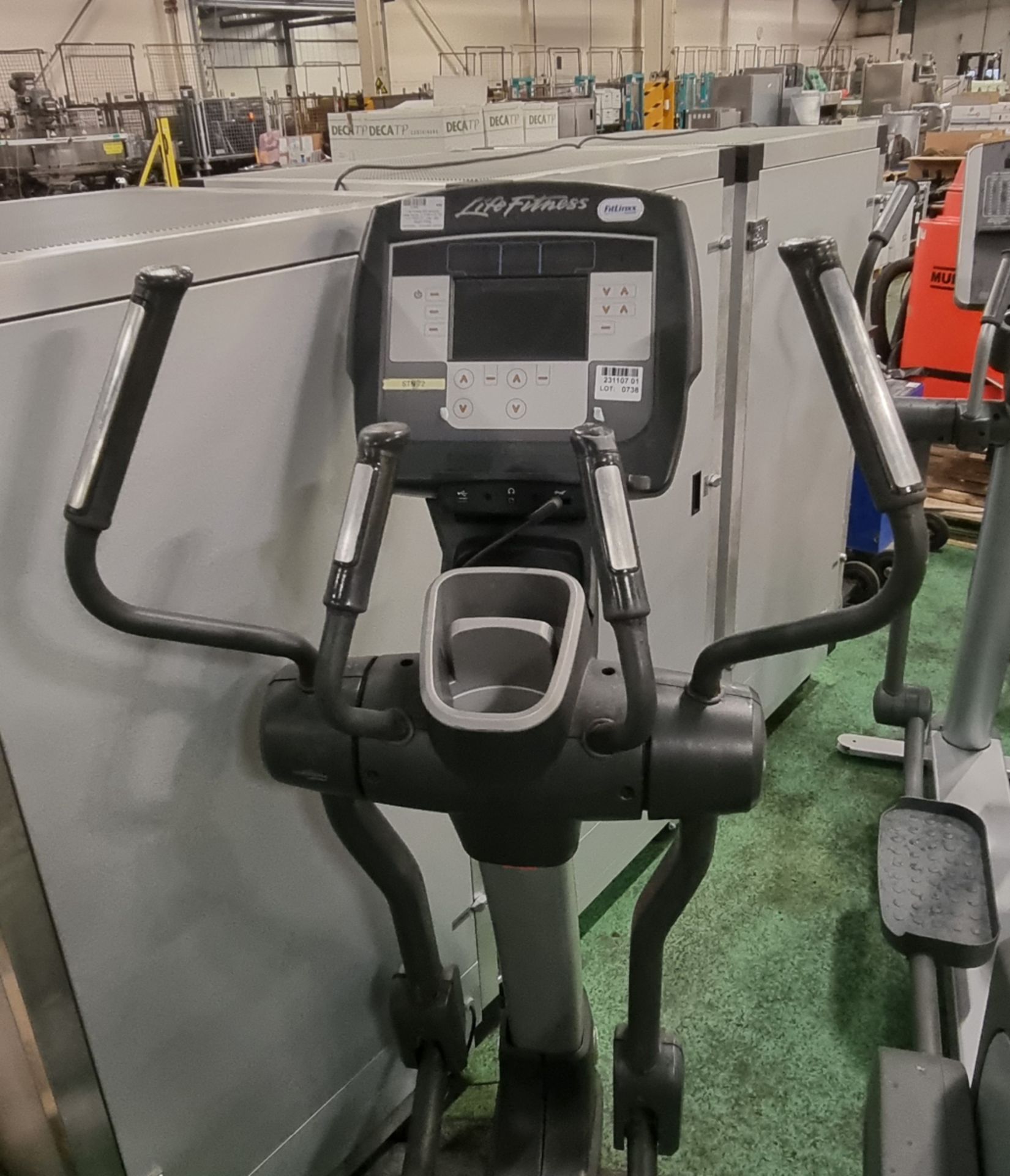 Life Fitness 95X elliptical cross trainer (damage to casing) - L 2150 x W 700 x H 1650mm - Image 4 of 4