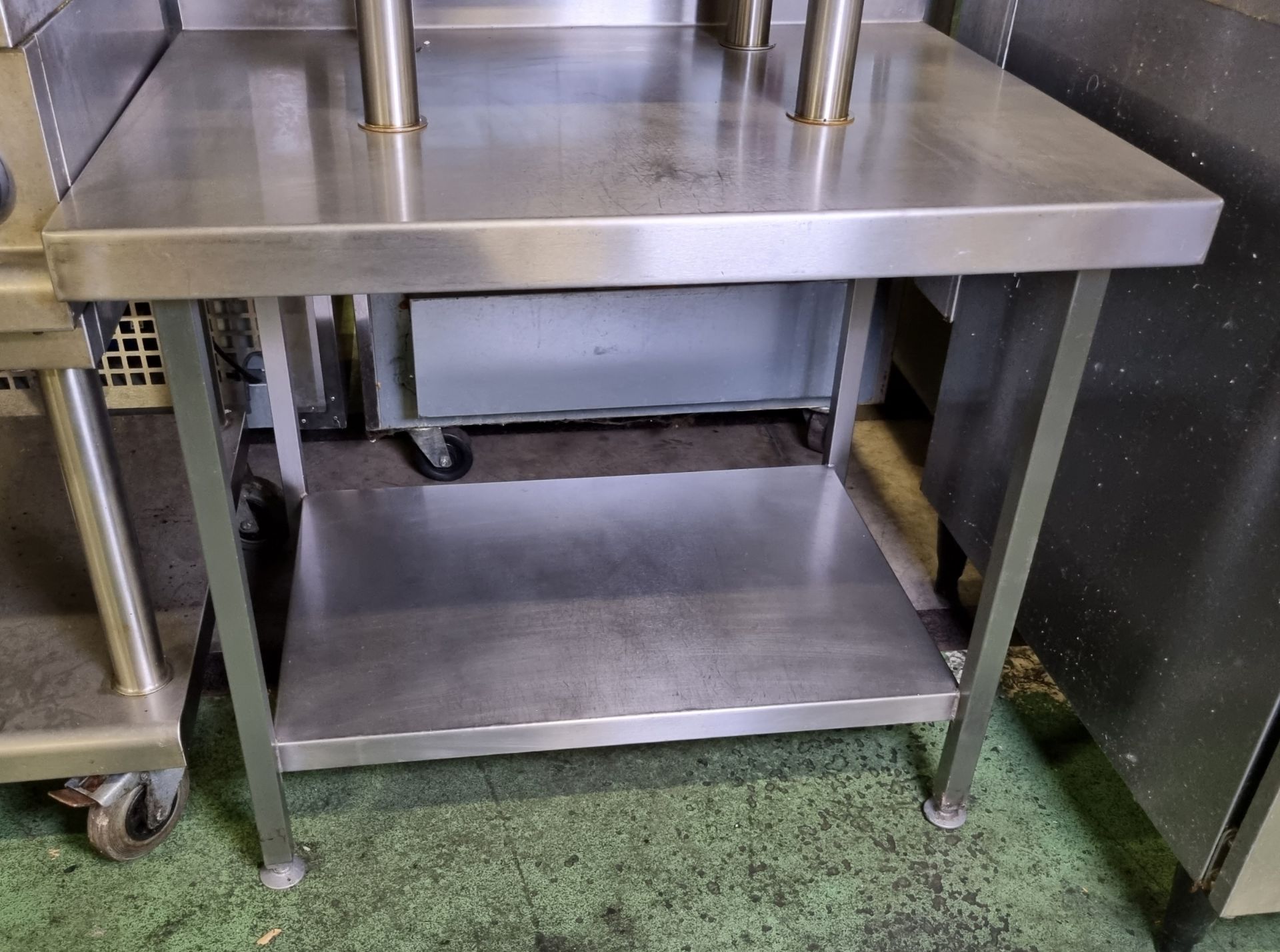 Falcon G3512 stainless steel gas chargrill on stainless steel table with upstand and bottom shelf - Image 3 of 5