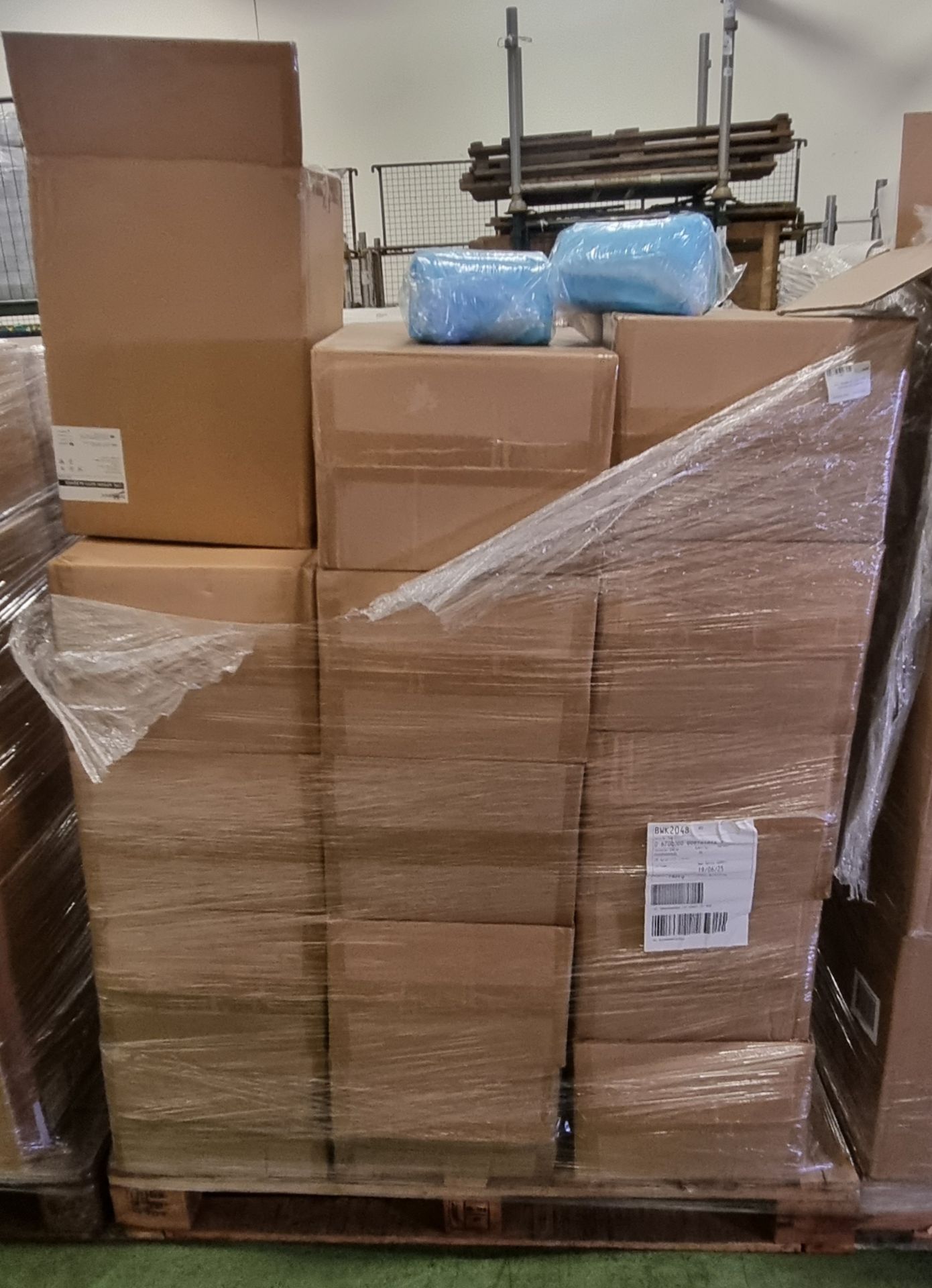 15x pallets of CPE Aprons with sleeves - 30 boxes per pallet - 100 aprons per box - Image 2 of 6