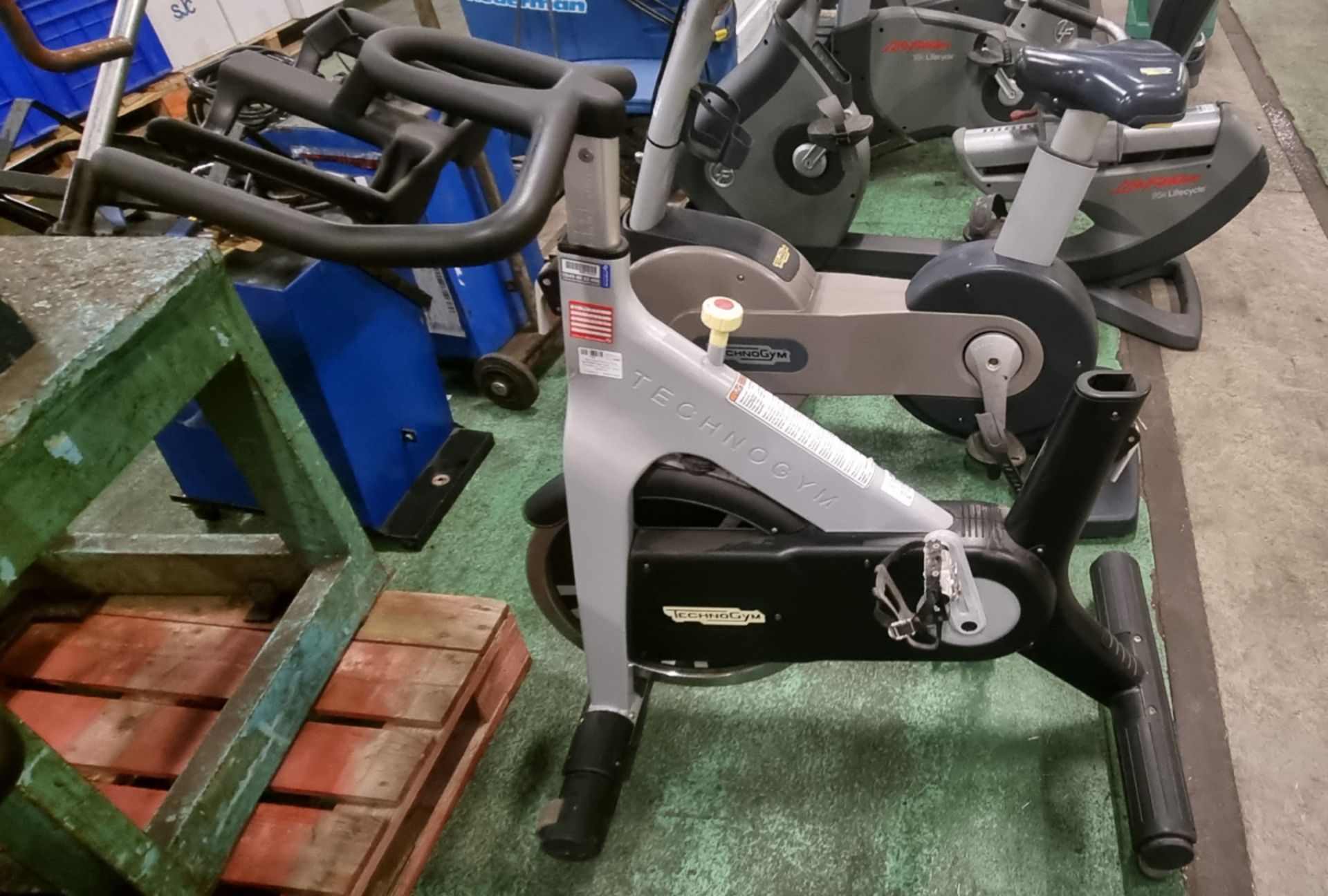 TechnoGym Group Cycle D91PBNE0 spin bike - L 1171 x W 589 x H 1047mm - SEAT MISSING - Bild 4 aus 4