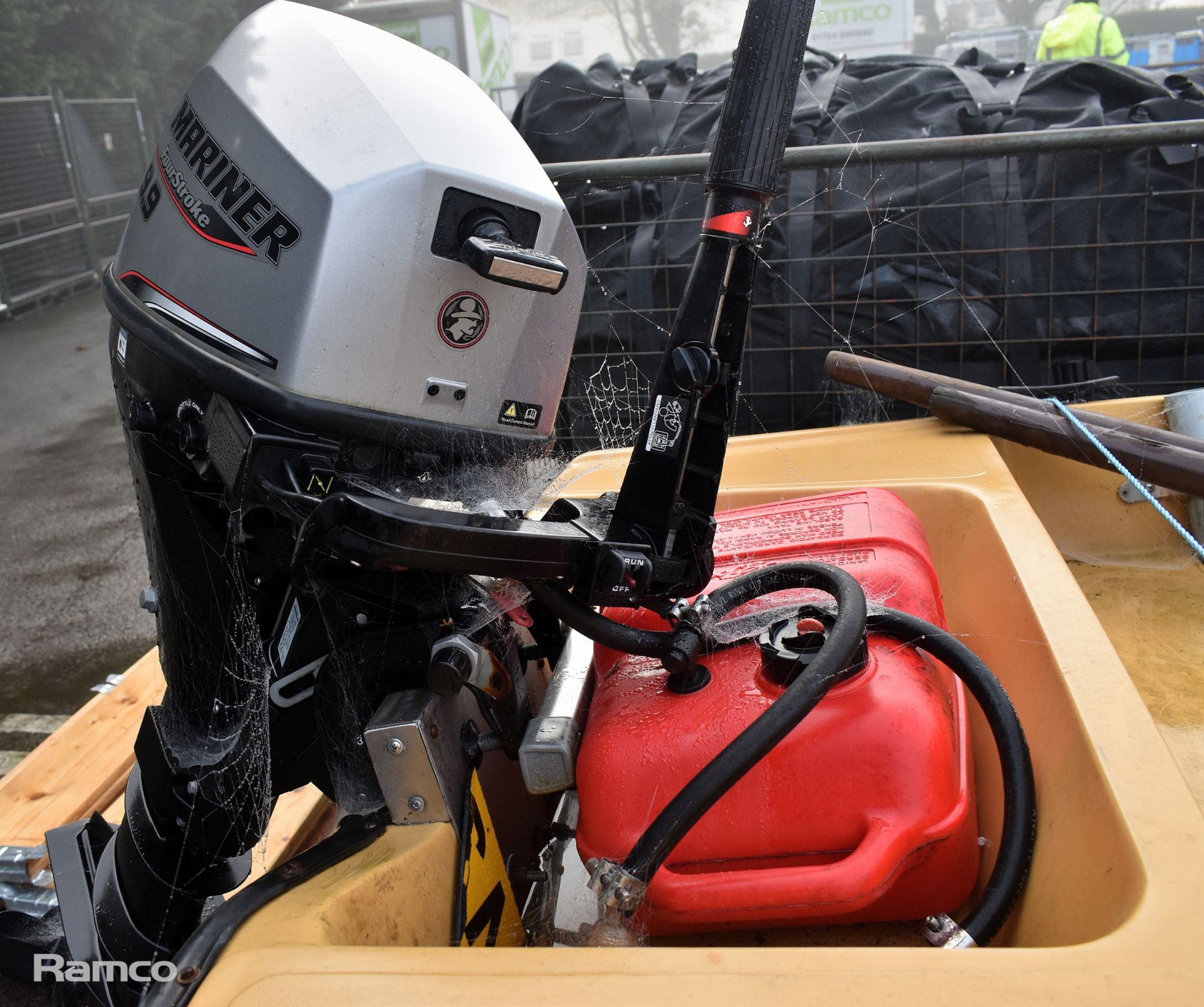 Unbranded boat with Mariner 9.9 Four Stroke outboard motor model 7F10211ZA on trailer - Bild 13 aus 29