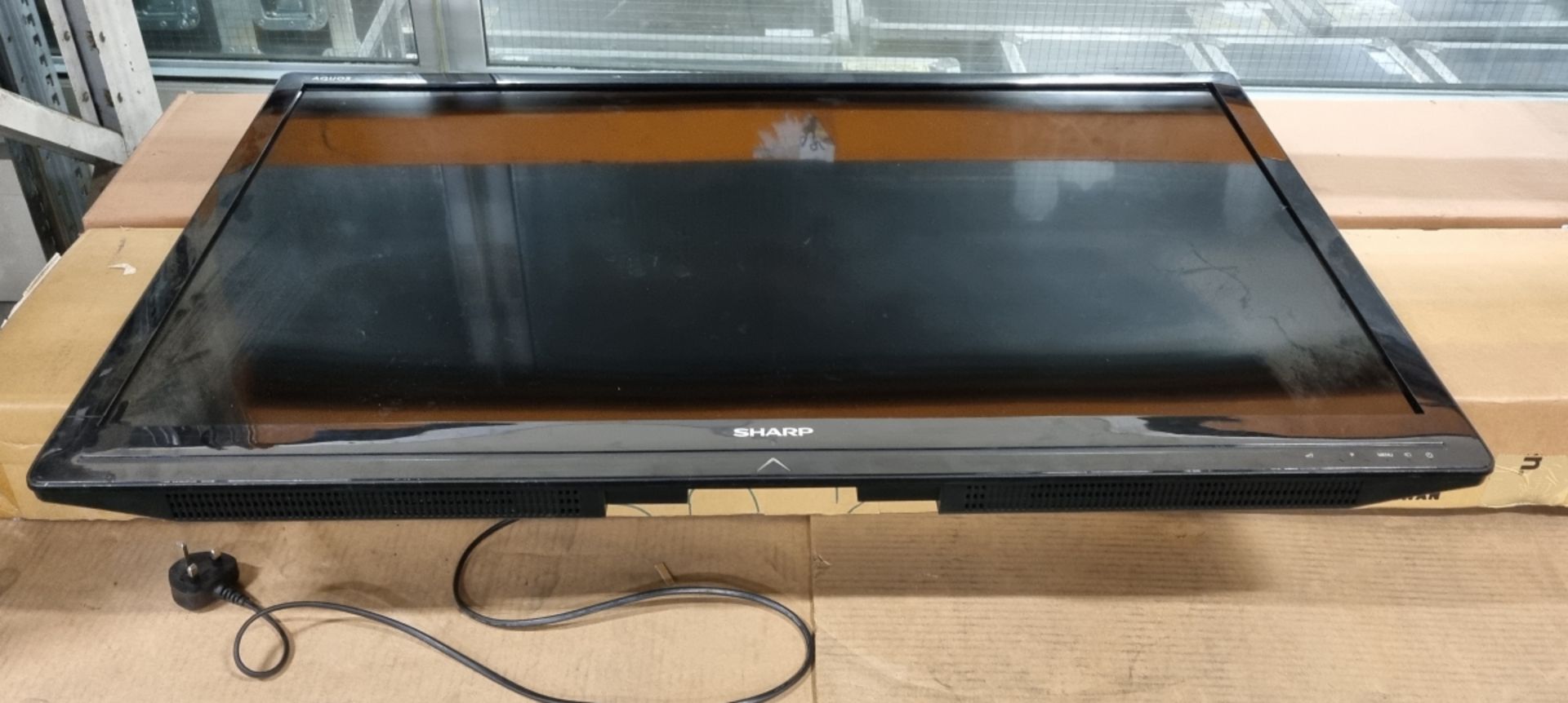 Sharp Aquos LC-42LE40E 42" LCD colour TV with mounting bracket