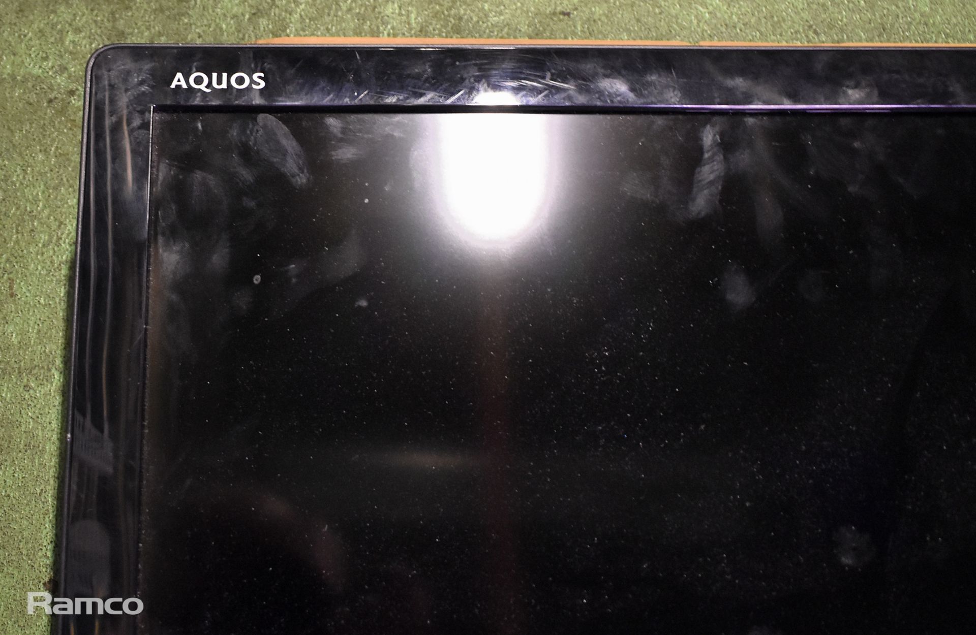 Sharp Aquos LC-42LE40E 42" LCD colour TV with mounting bracket - Bild 2 aus 5