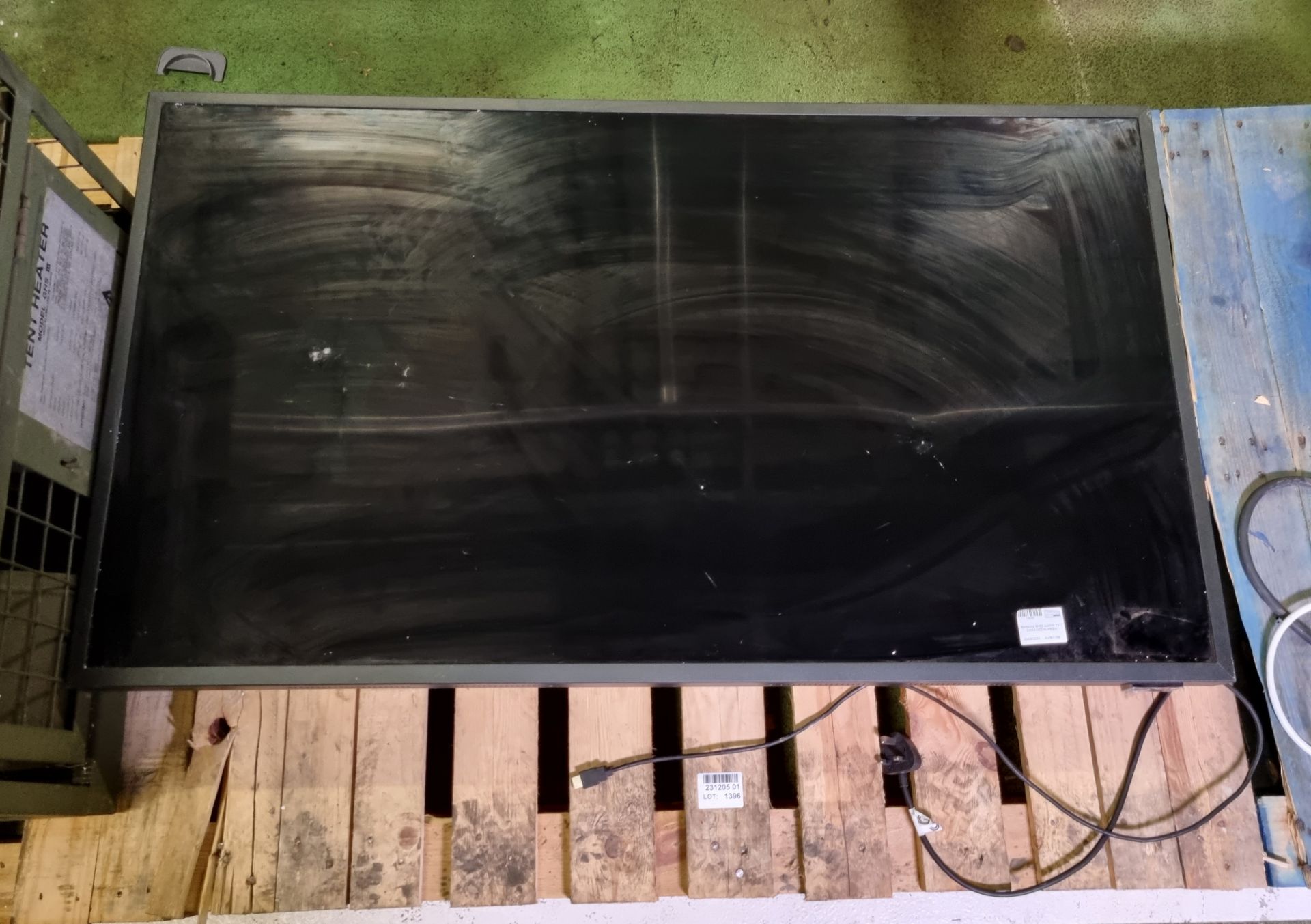 Samsung BH55 outdoor TV - DAMAGED SCREEN - AS SPARES OR REPAIRS - Image 2 of 4