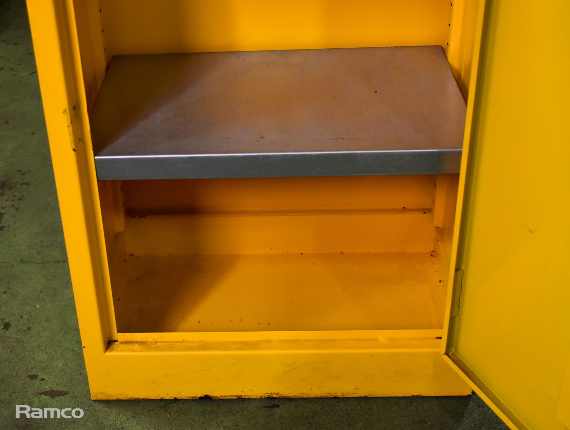 Yellow chemical cabinet - W 460 x D 350 x H 710mm - NO KEY - Image 2 of 5
