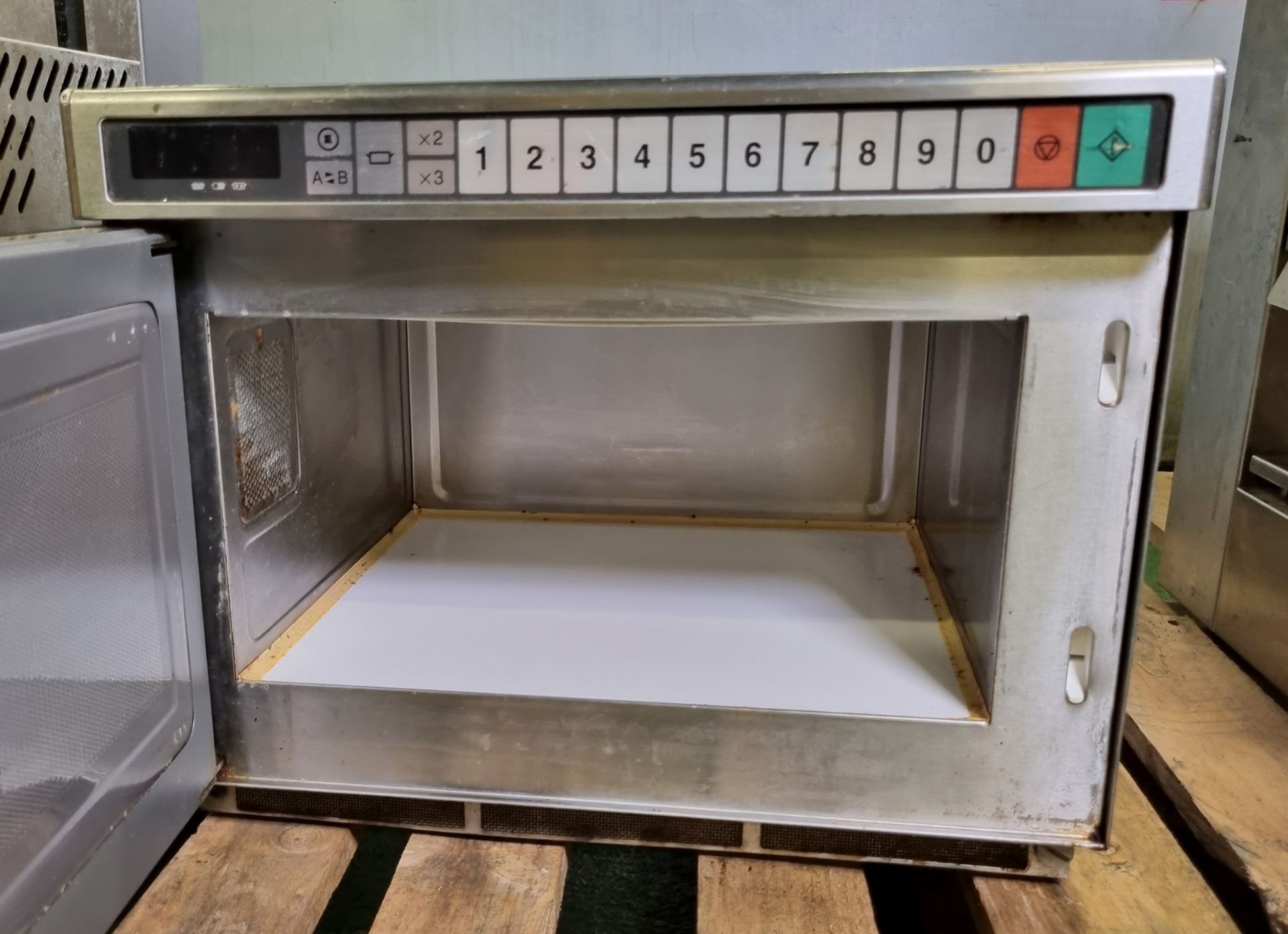 Commercial microwave oven - W 420 x D 540 x H 340mm - Bild 3 aus 3