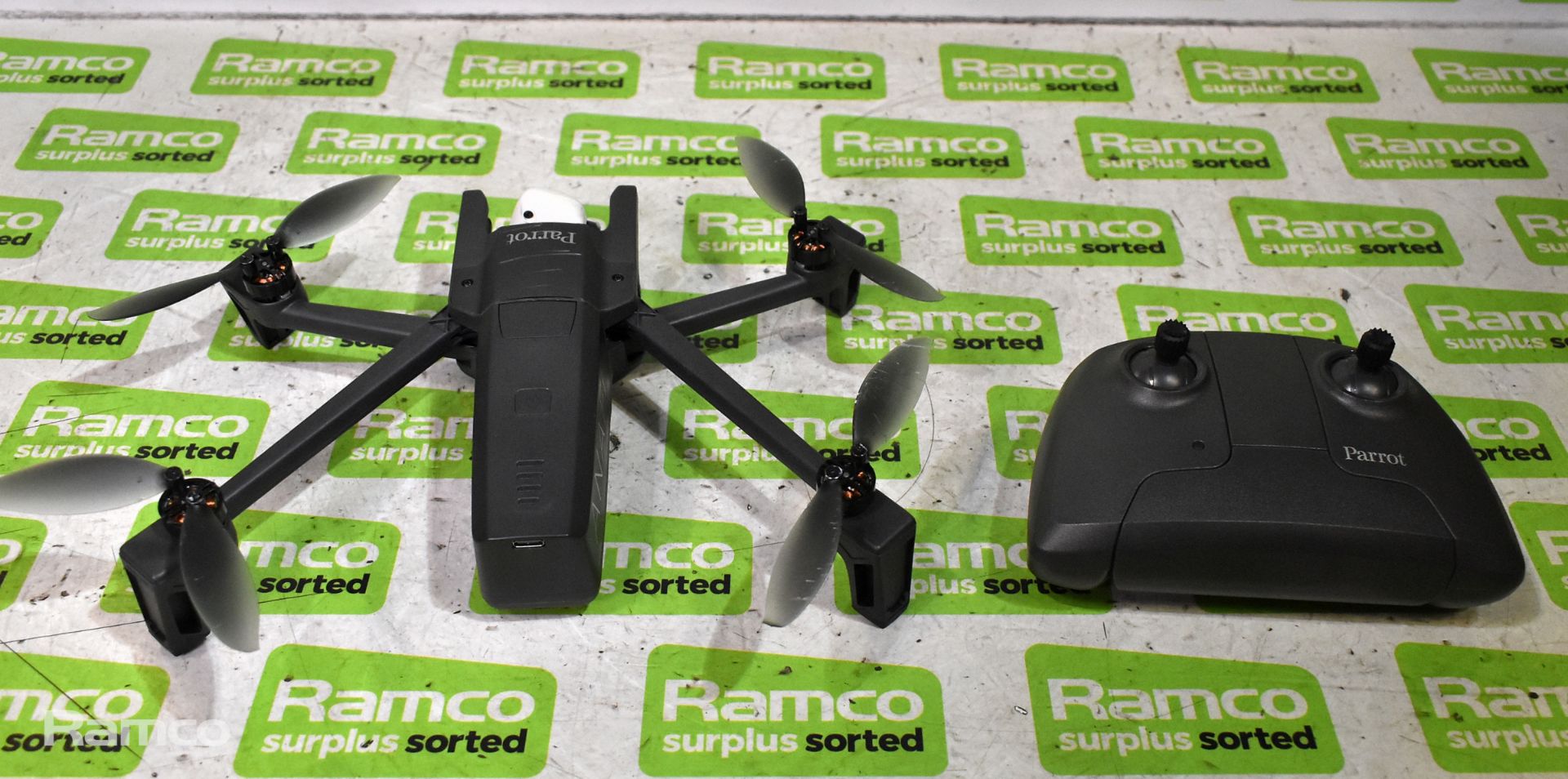Parrot ANAFI ultra compact 4K HDR camera drone - Parrot SkyController 3 handset - 4x 2700mAh 7.6V - Image 3 of 12