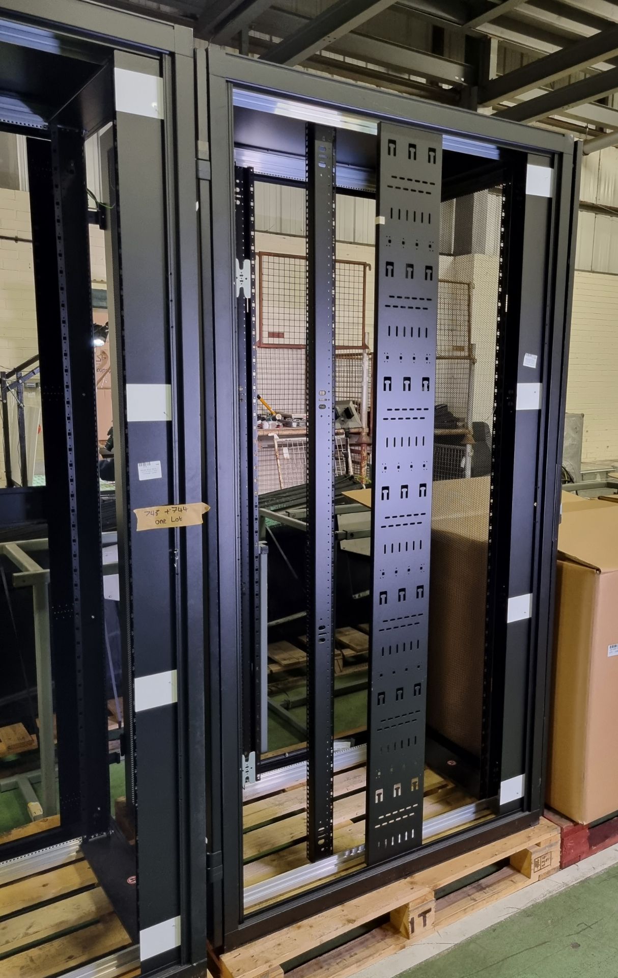 Menkels Server cabinet - L 1250 x W 800 x H 2200mm - incomplete - Locked, Menkels Server cabinet - Image 4 of 4