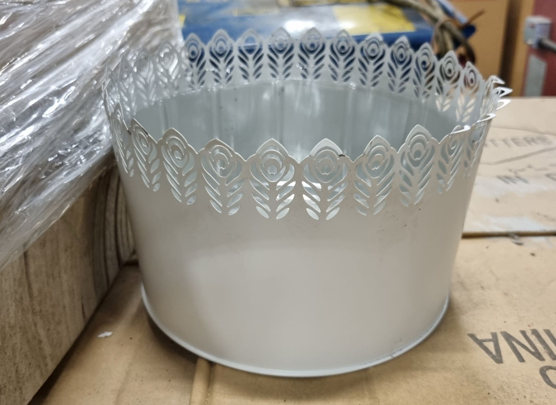 Approximately 350 white gloss metal planters - in original boxes - CANNOT CONFIRM CONDITION - Bild 3 aus 4