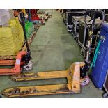 Hand pallet truck - 2500kg capacity