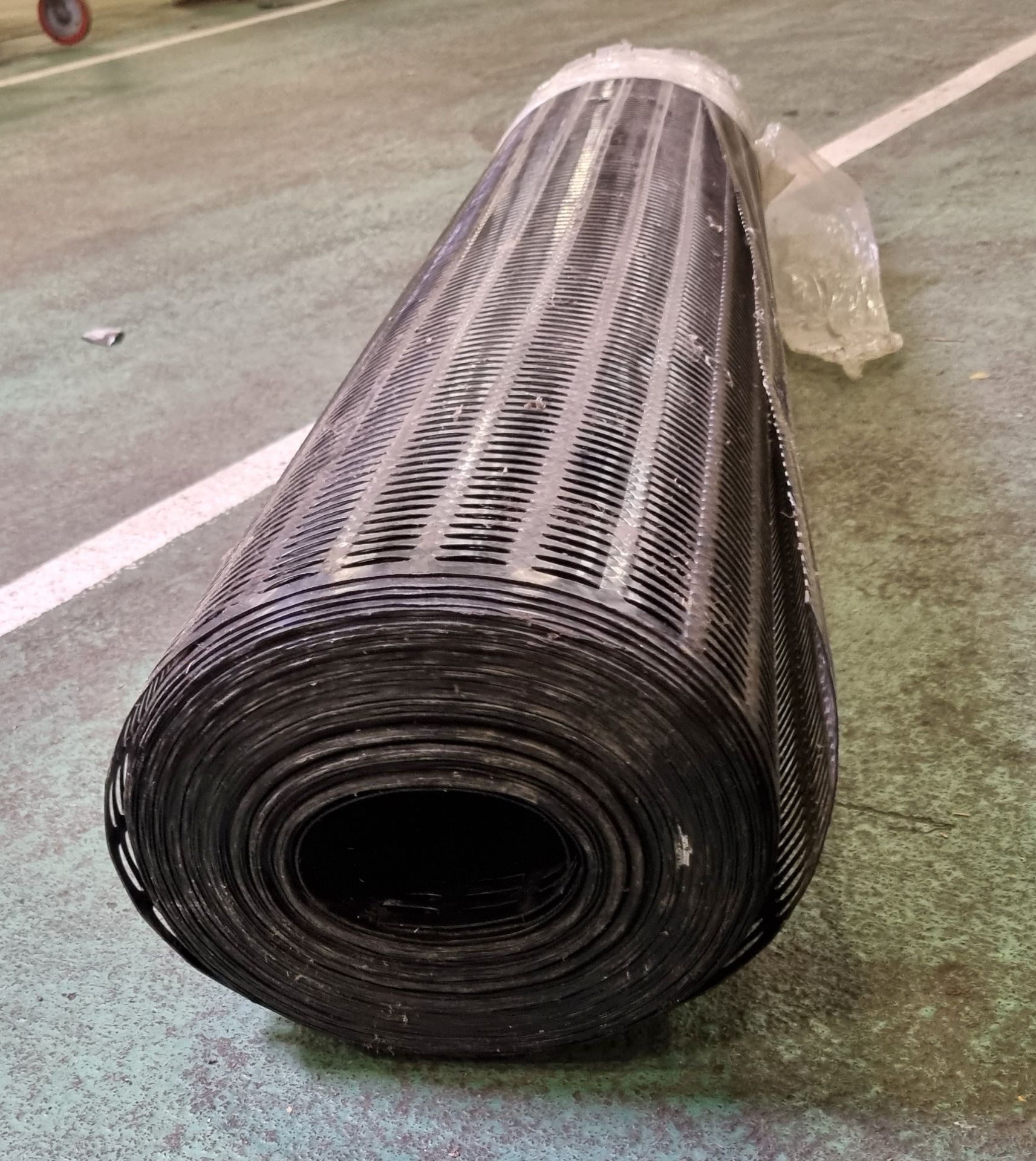 Roll of black plastic windbreak fencing - unknown length - Image 2 of 3